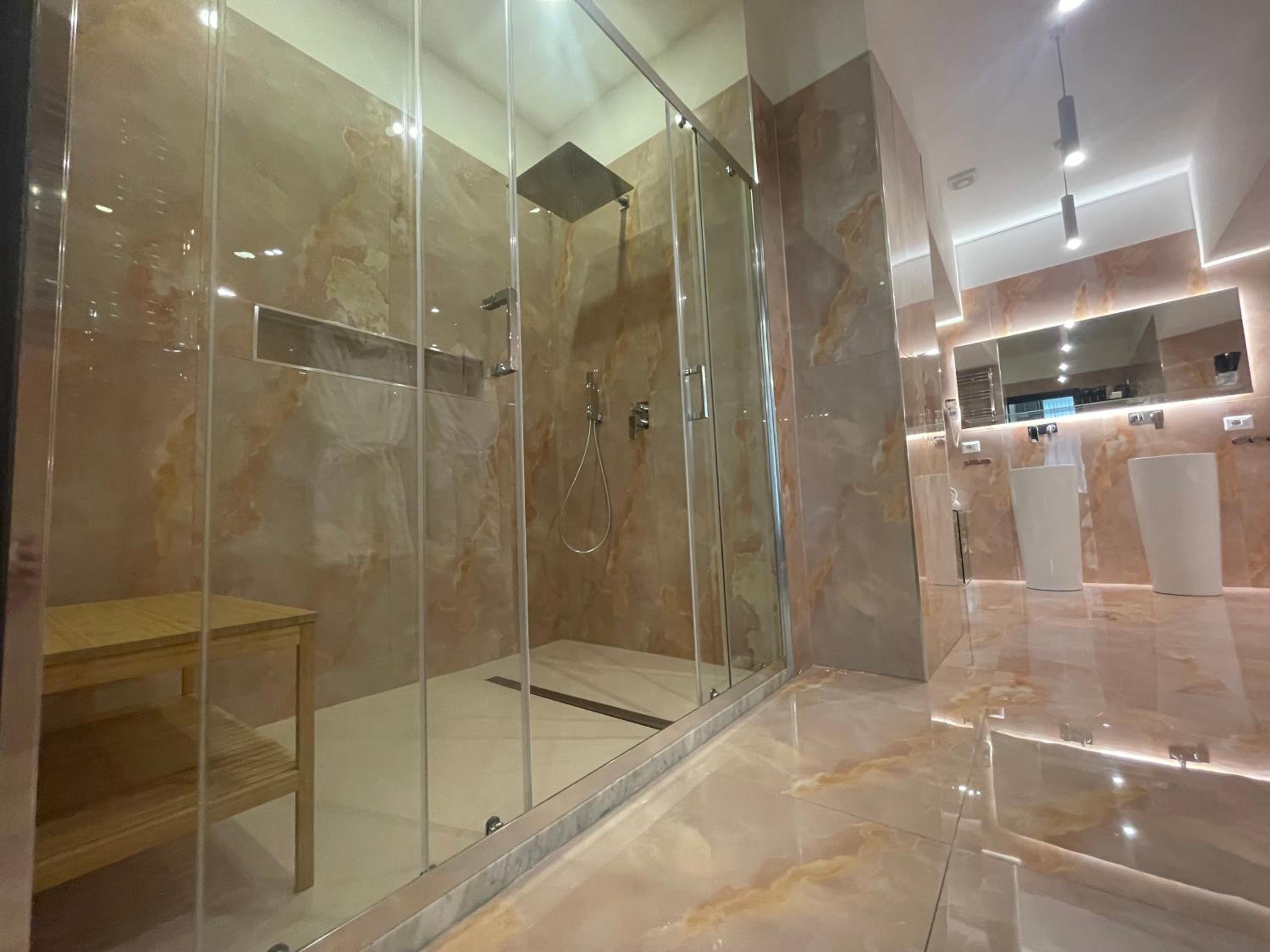 Deluxe Suite with Spa Bath photo 3