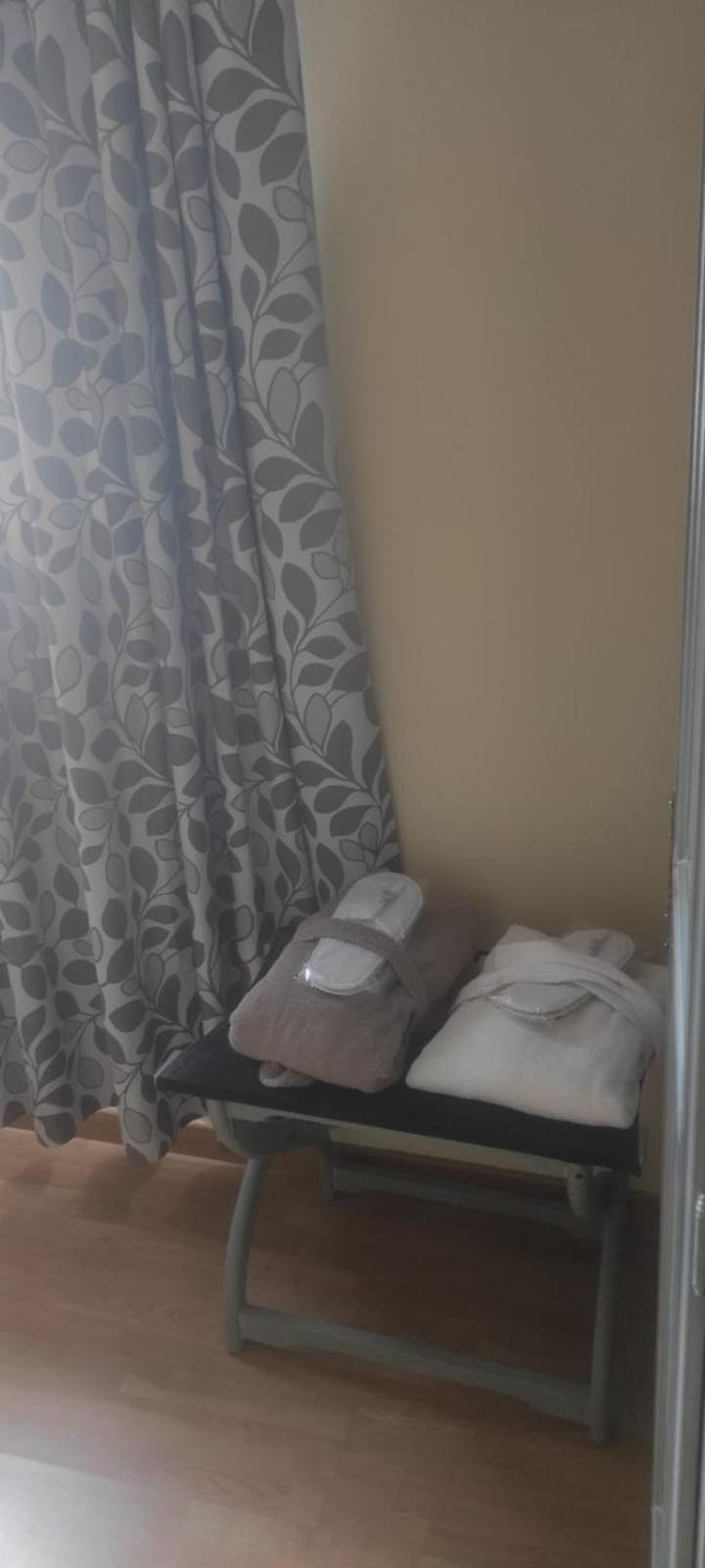 Economy Double with Private External Bathroom - Photo 3