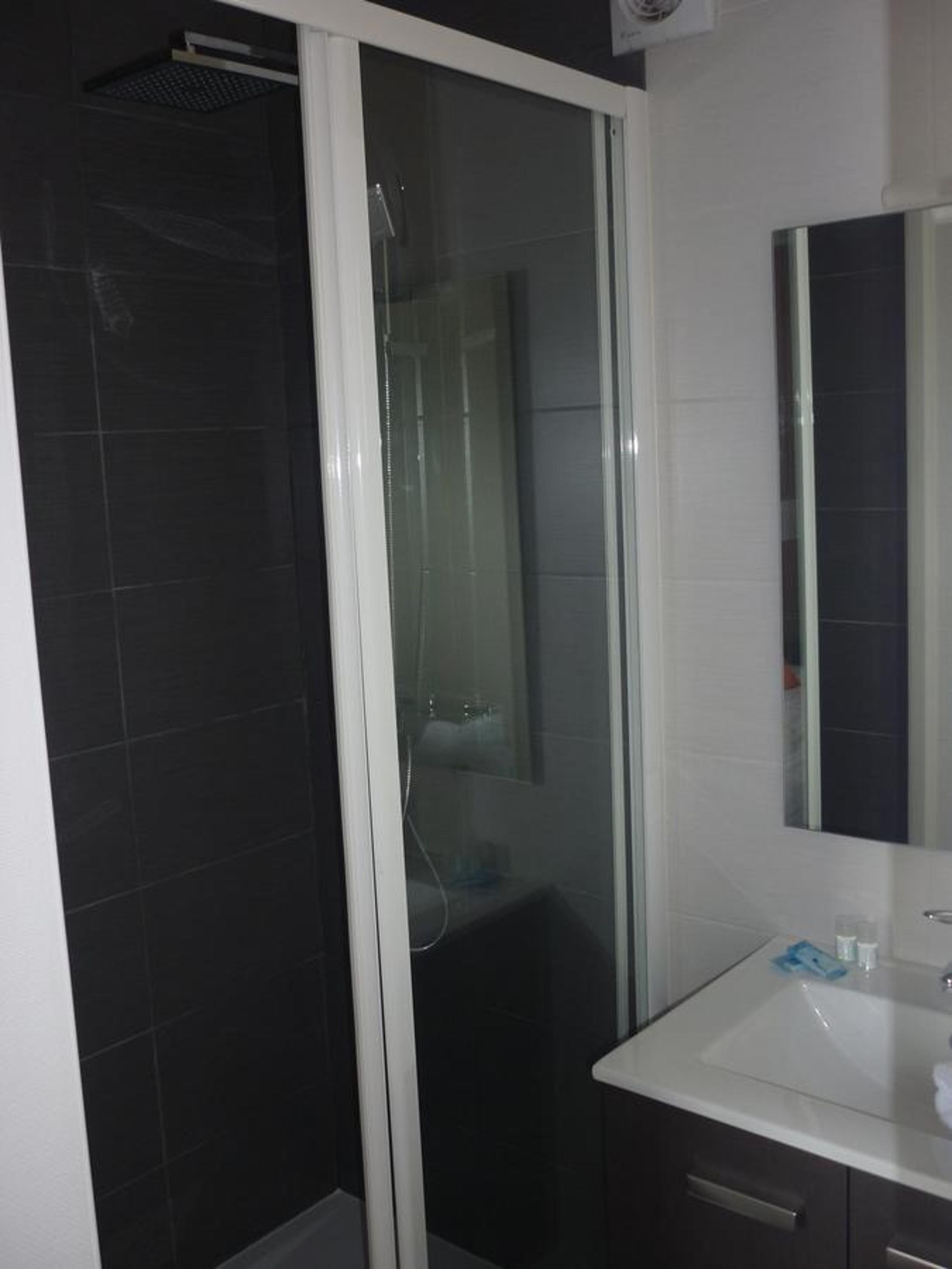 Standard Double Room - Photo 8