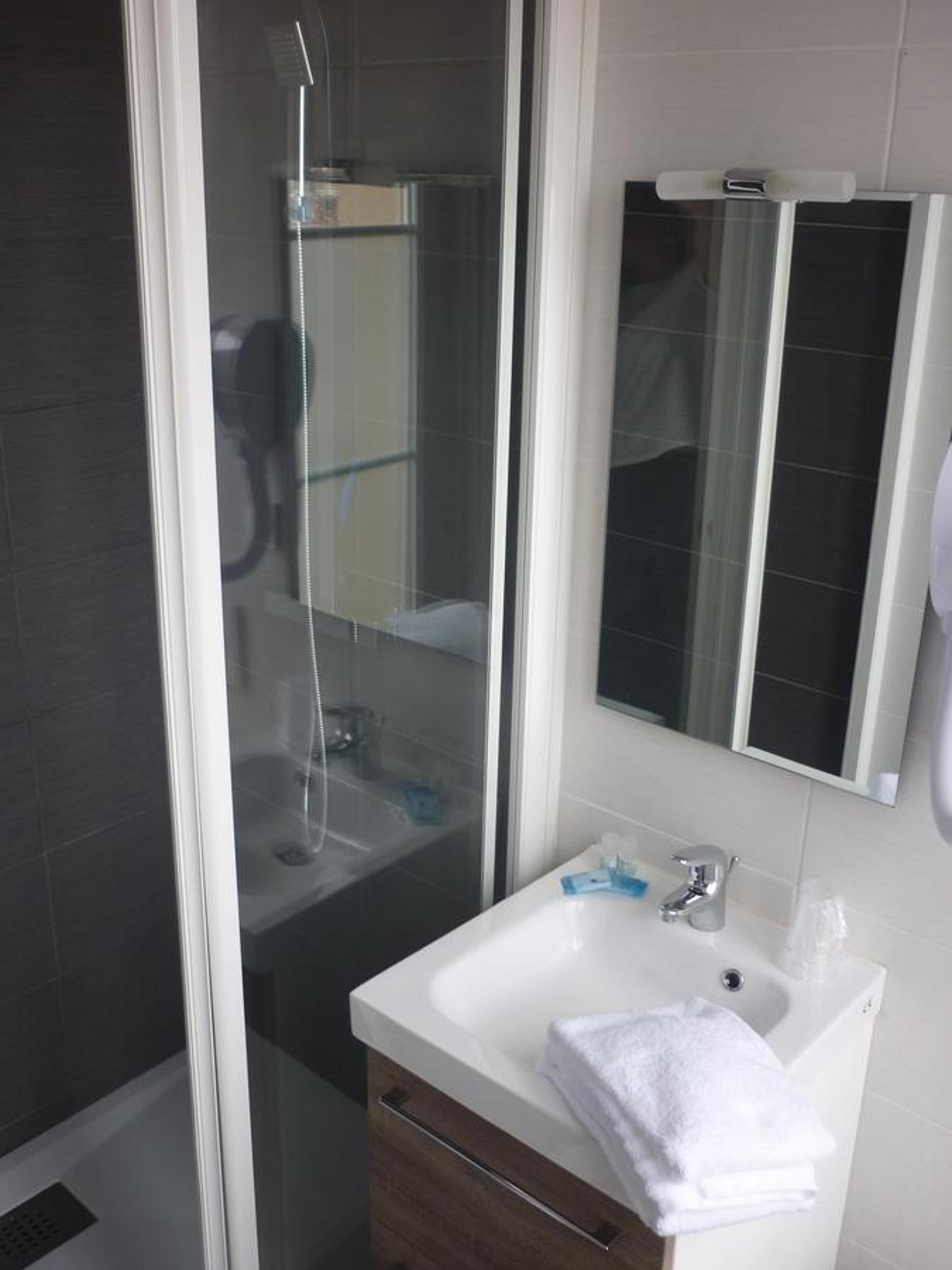 Standard Double Room - Photo 7