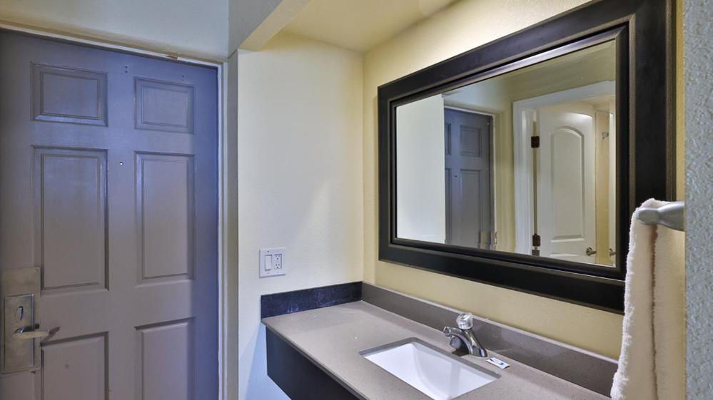 Double Room with Balcony or Patio -  Oceant Front  - Photo 24