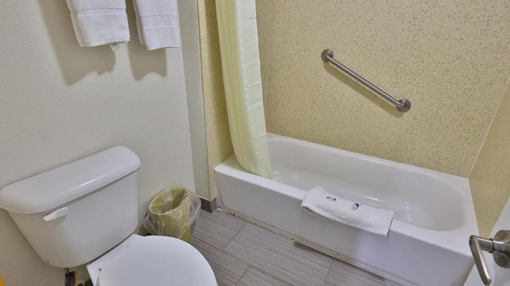 Standard Double Room - No View - Photo 12