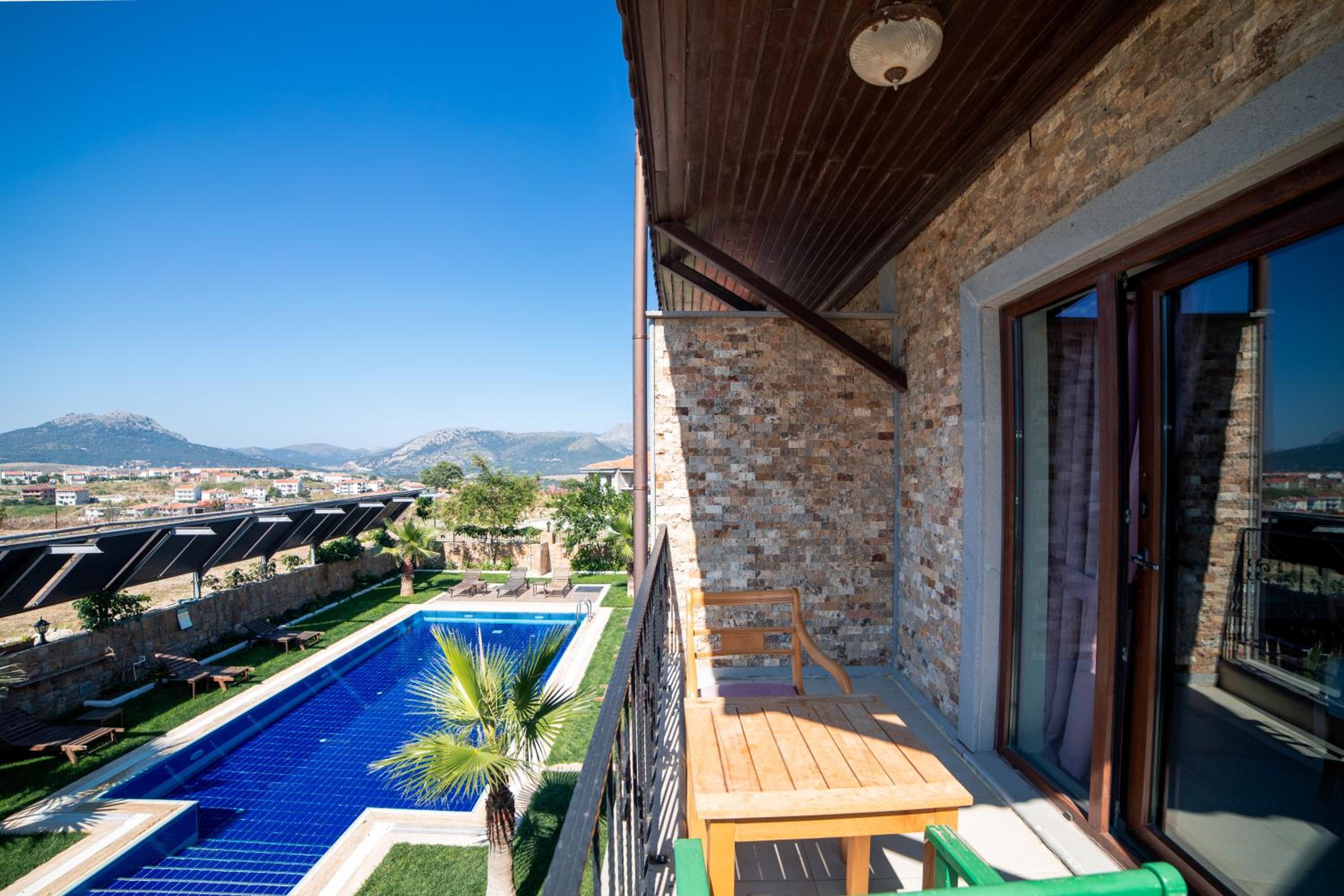 Triple Room with Pool View photo 3