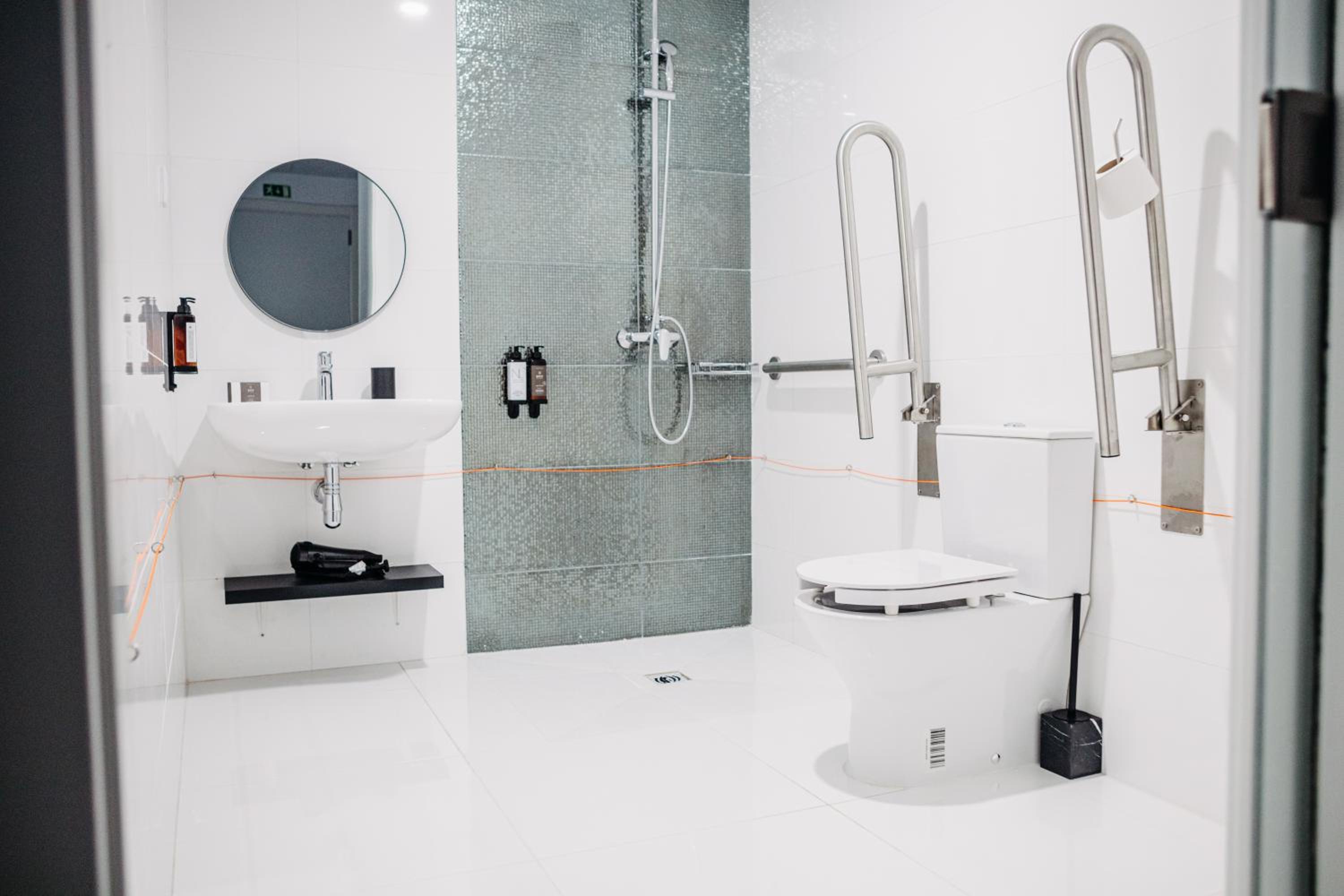 Queen Room - Disability Access - Photo 8