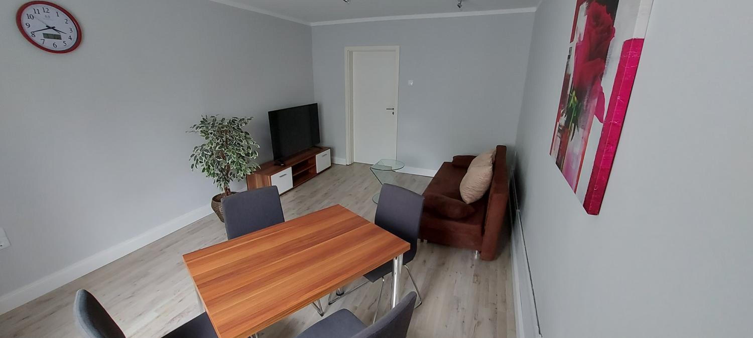 One-Bedroom Apartment photo 1