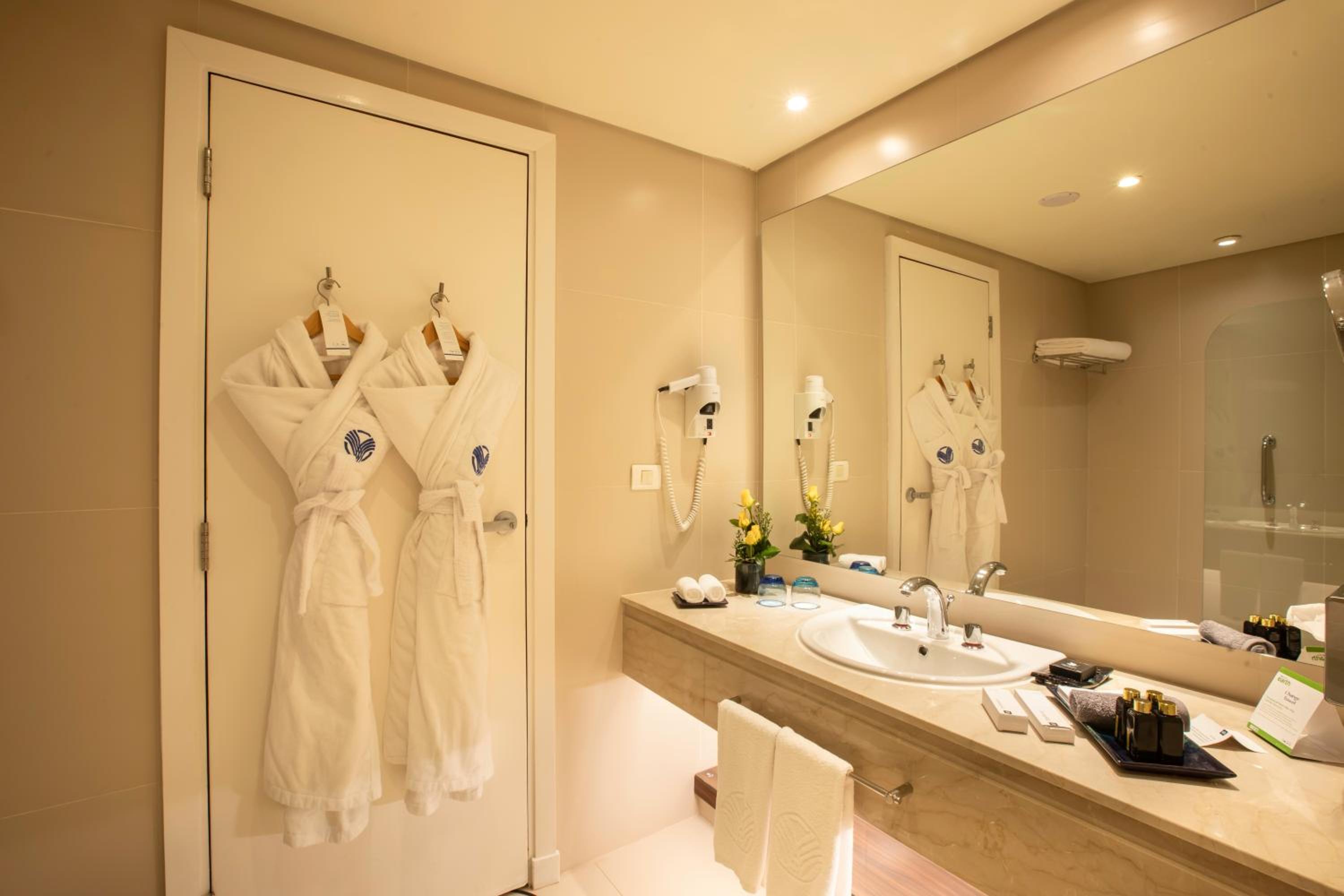 Club Rotana Sea View Suite - Photo 2