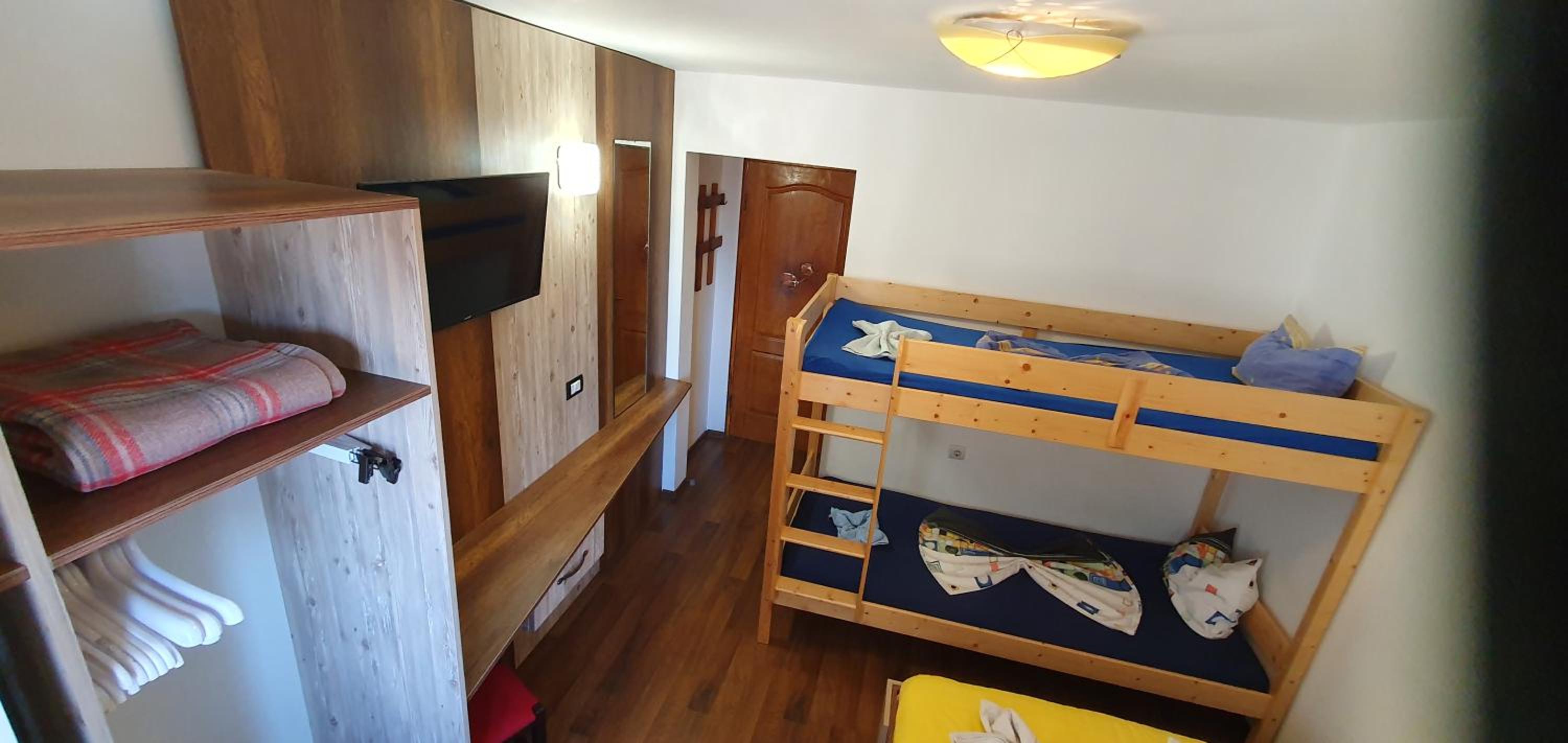 Twin Room with Private Bathroom - Photo 8