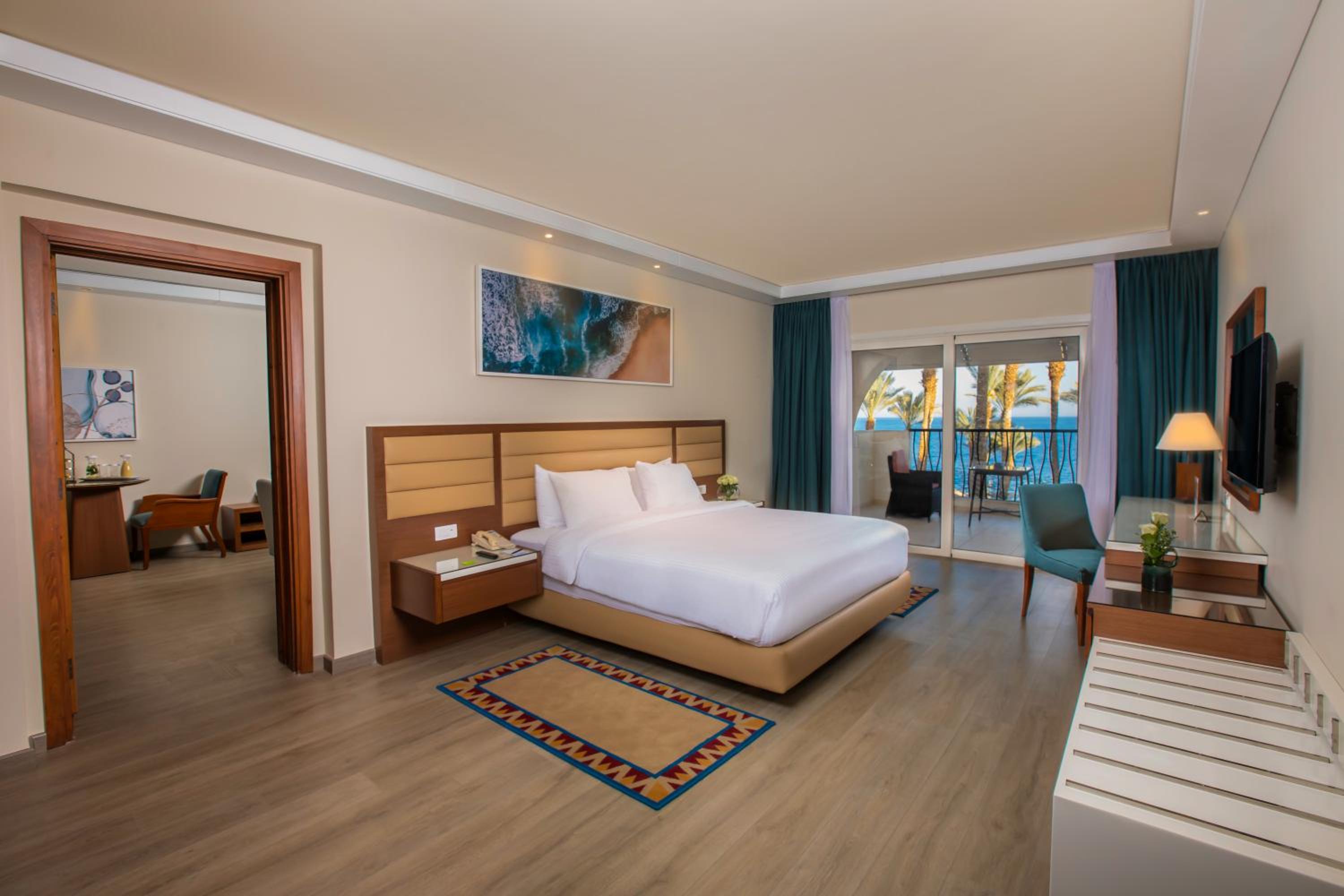 Club Rotana Sea View Suite - Photo 5