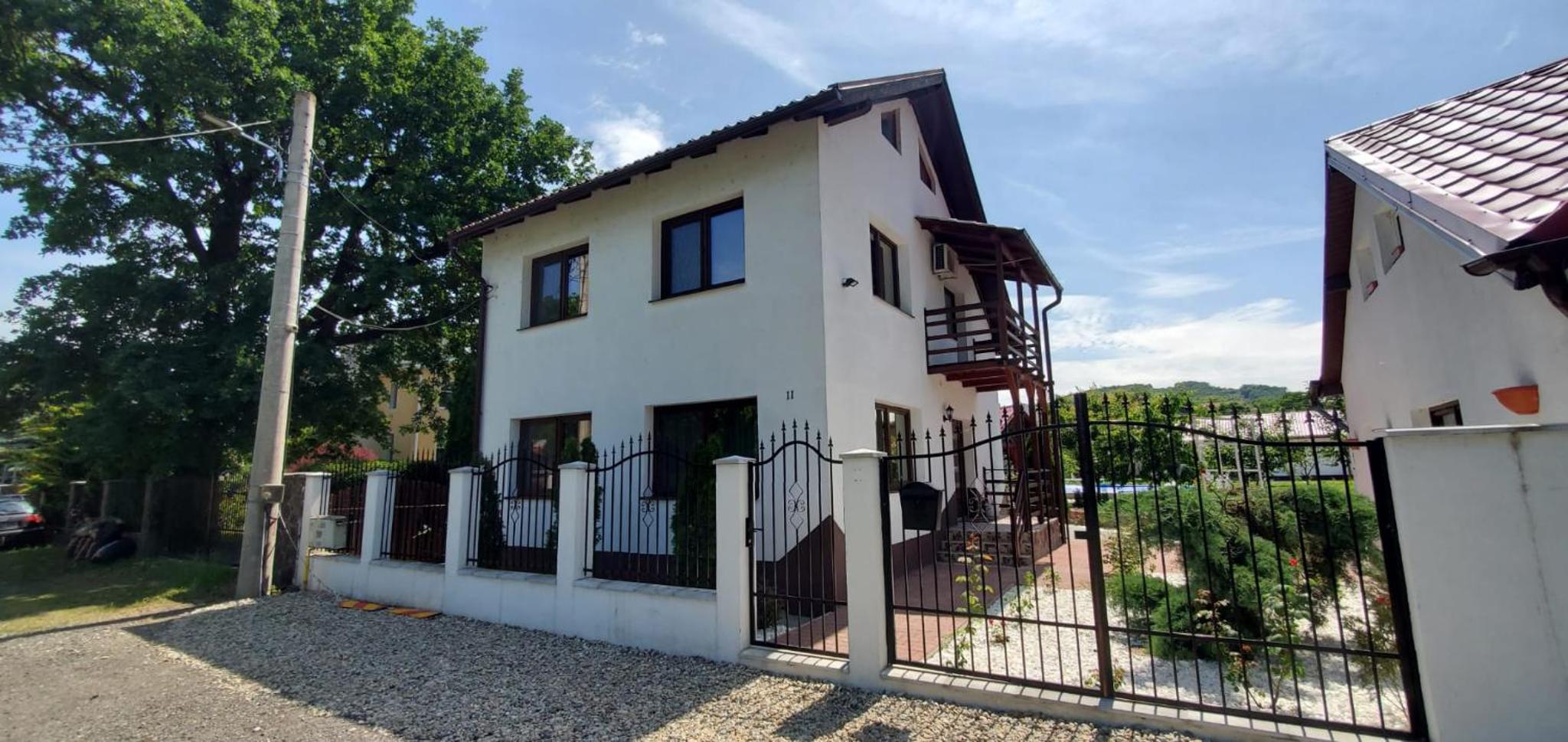 Three-Bedroom House photo 2