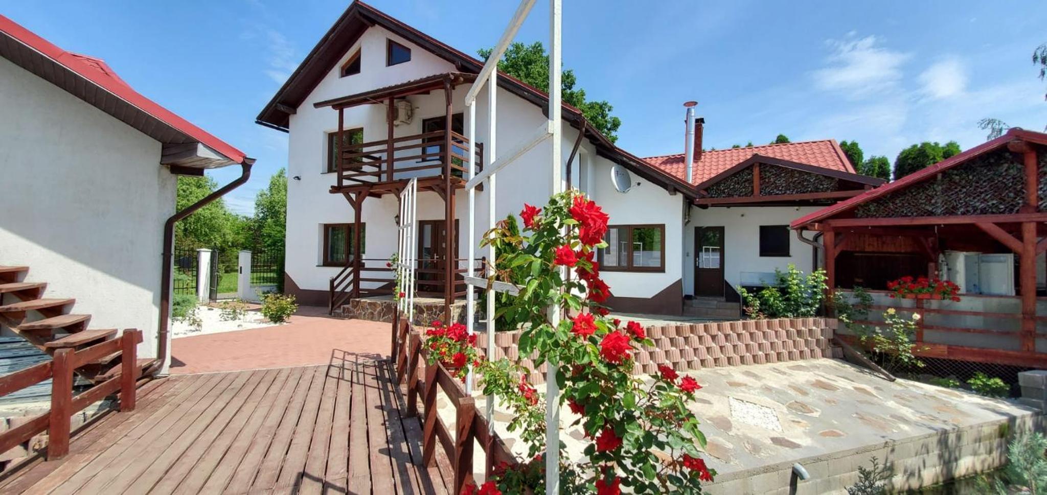 Three-Bedroom House photo 3