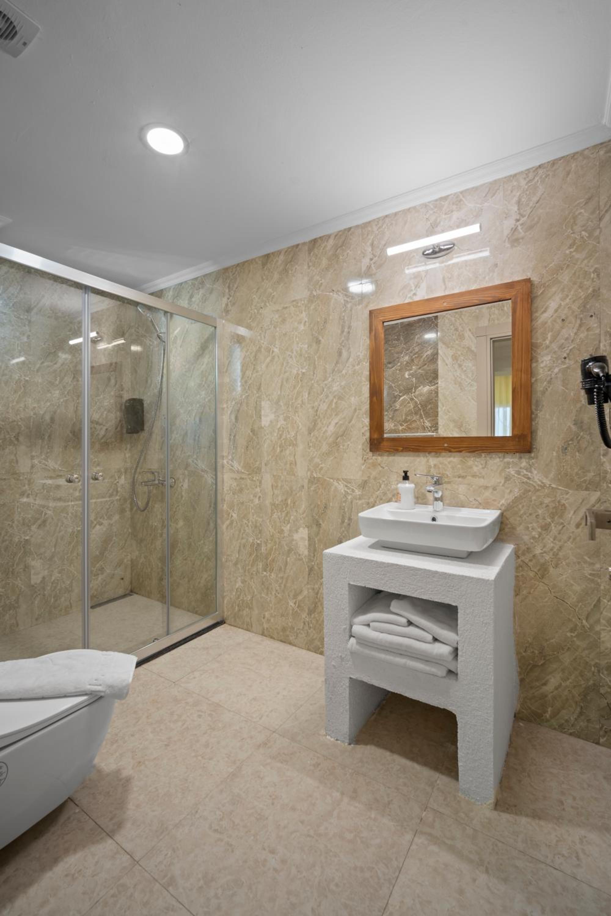 Superior Double or Twin Room with Pool View photo 3