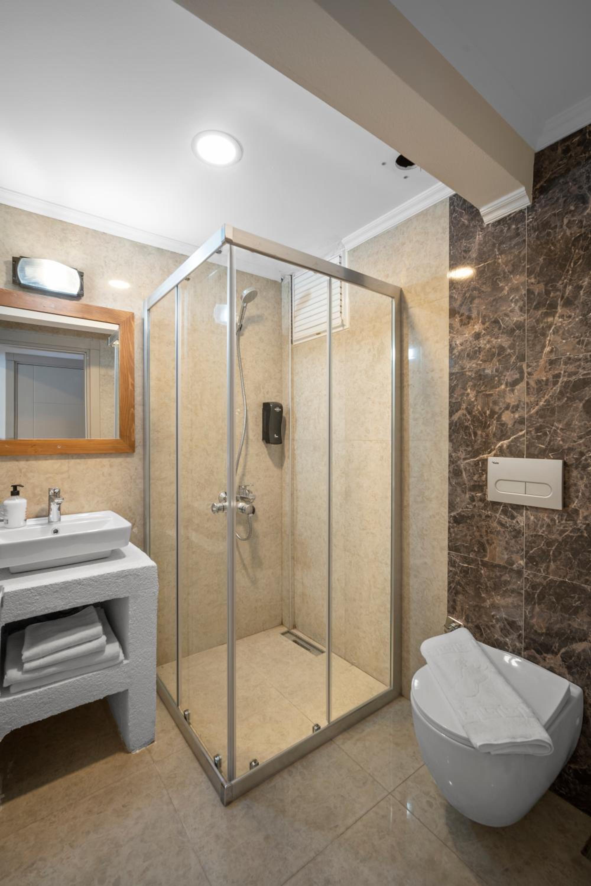 Superior Triple Room with Balcony photo 3