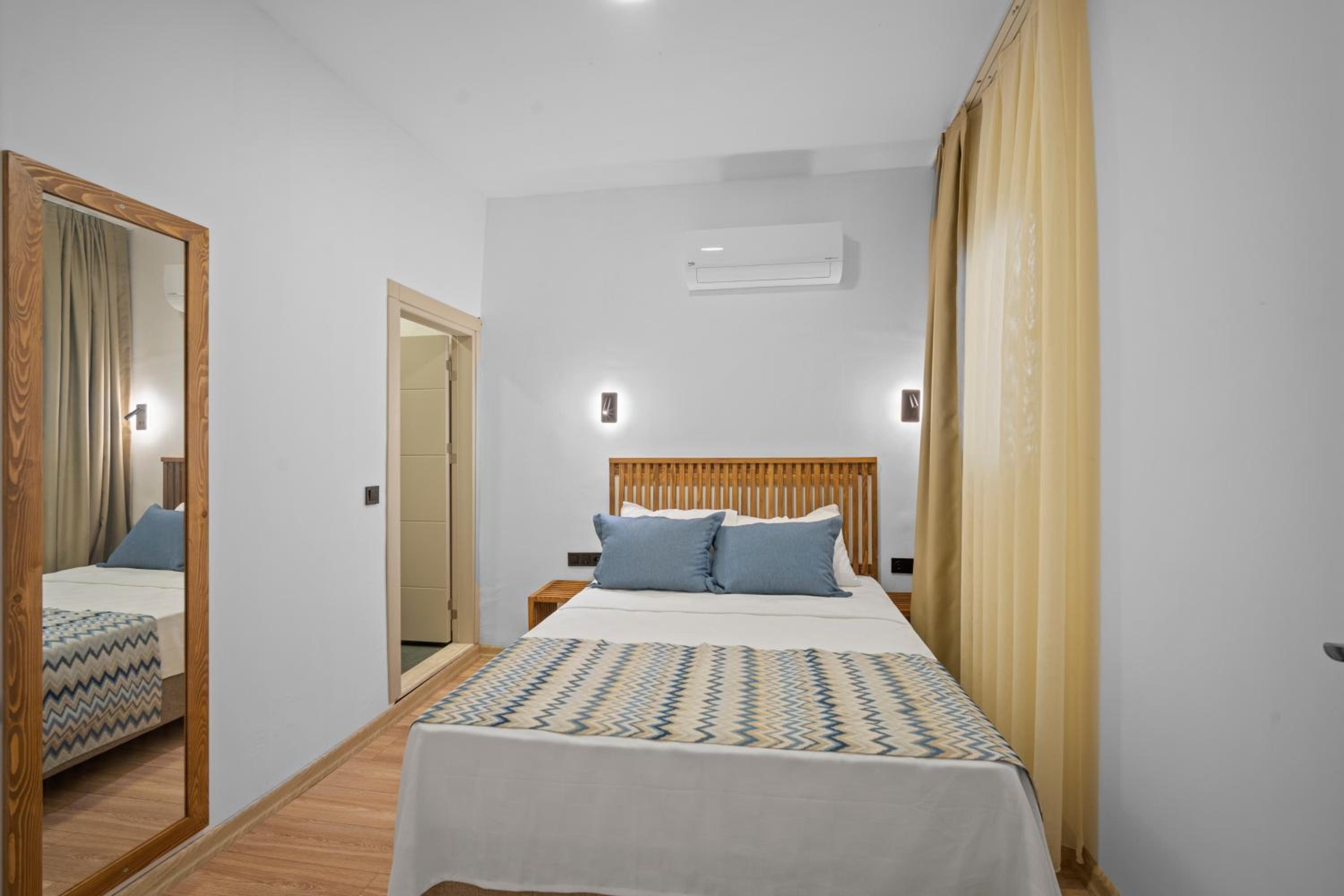 Superior Double or Twin Room with Pool View photo 2