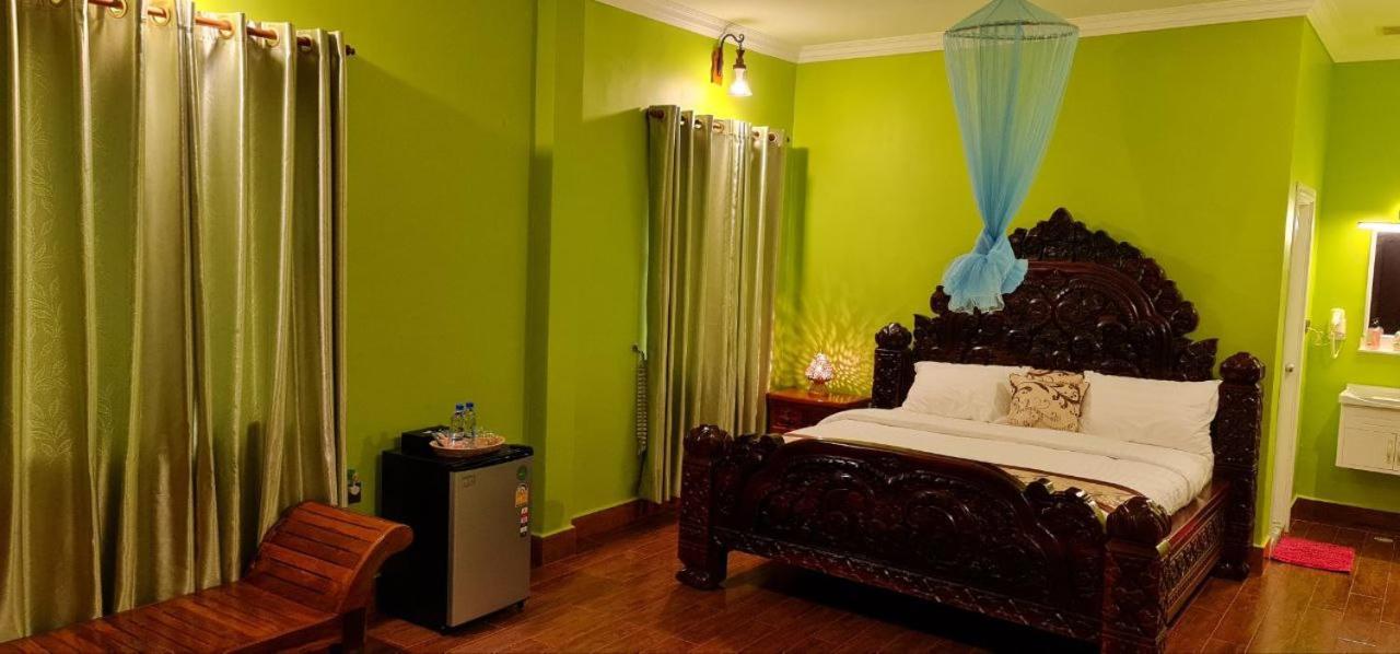 Deluxe Double Room (2 Adults + 1 Child)