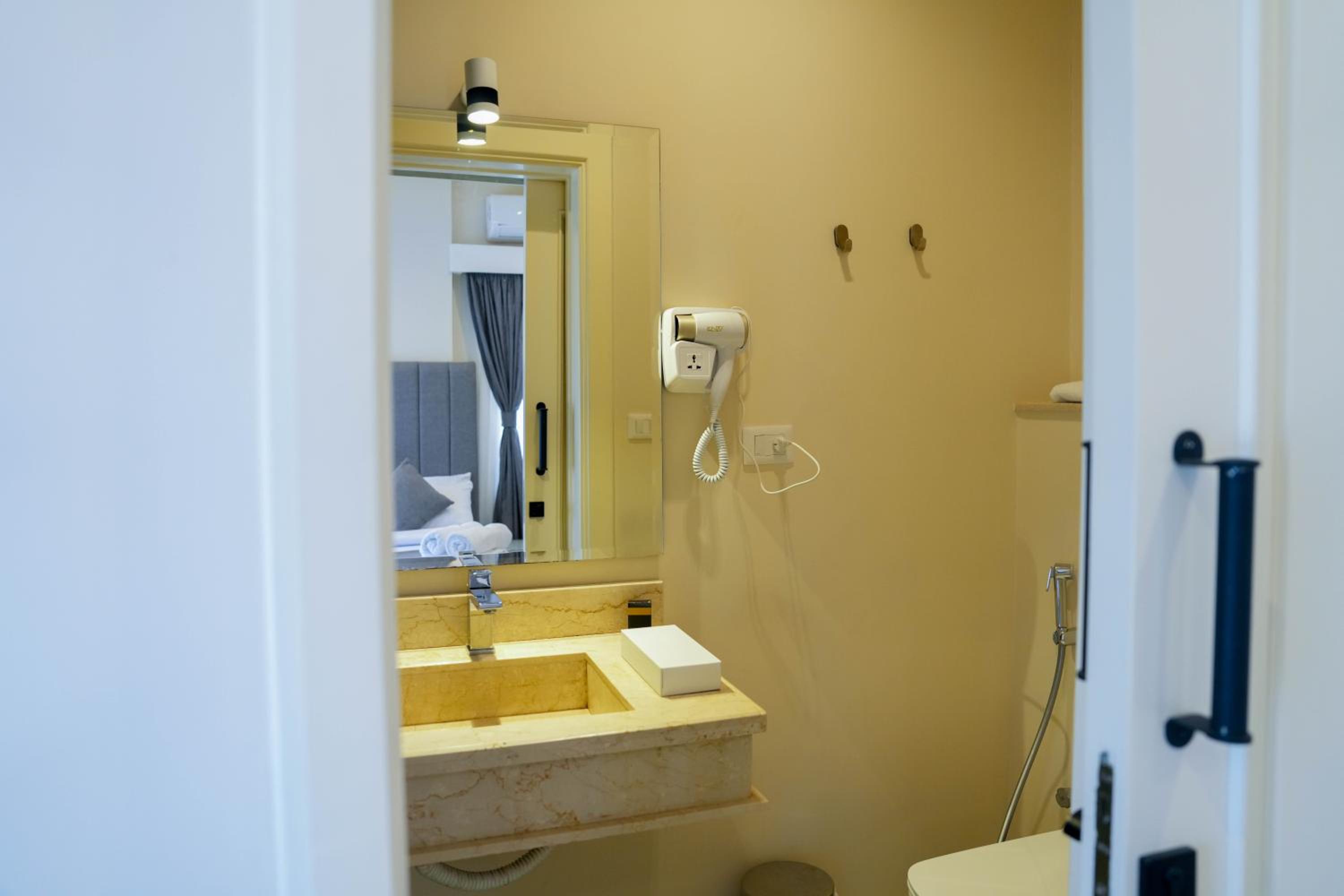 Deluxe Queen Room - Photo 16
