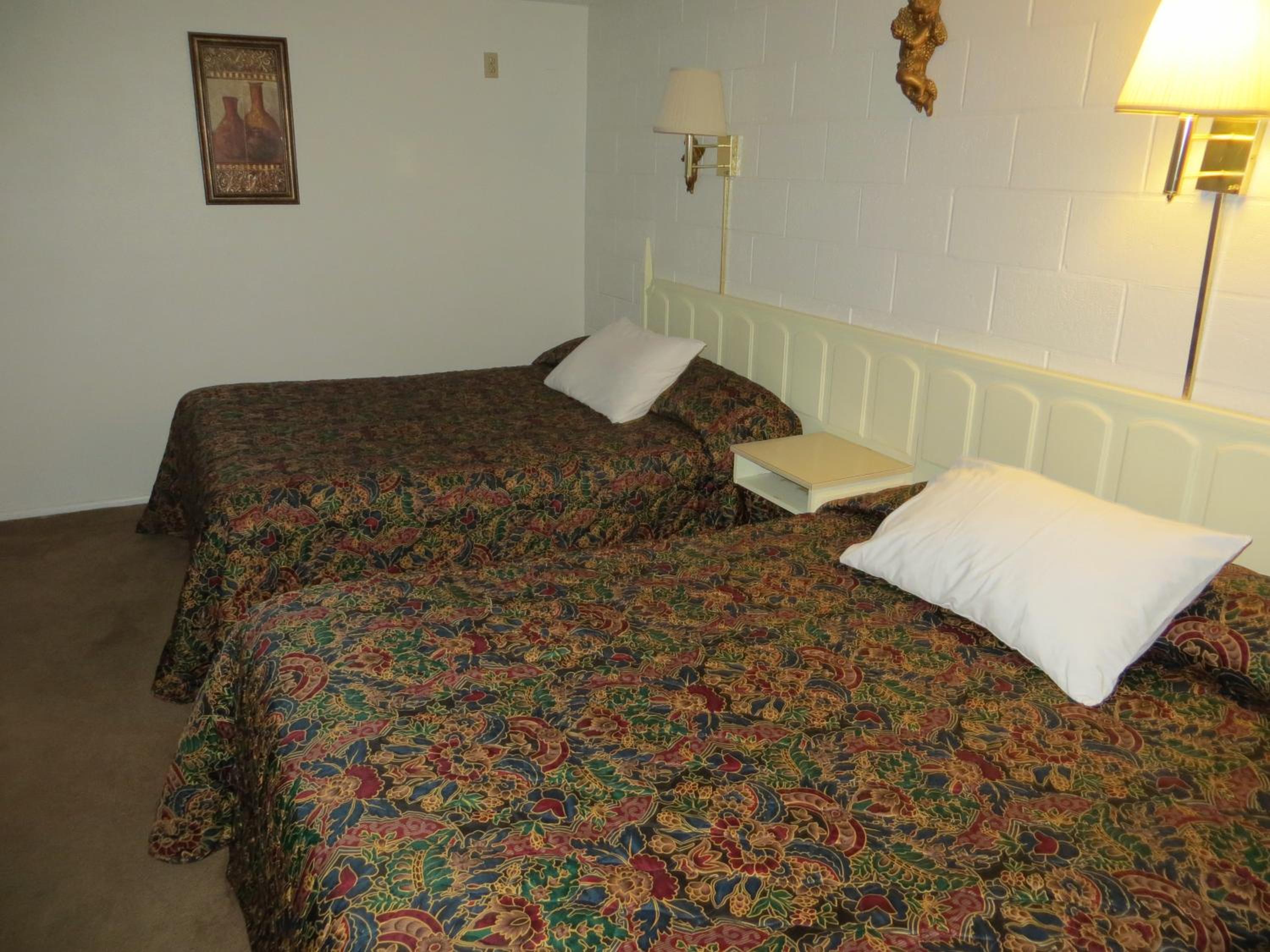 Queen Room with Two Queen Beds photo 1
