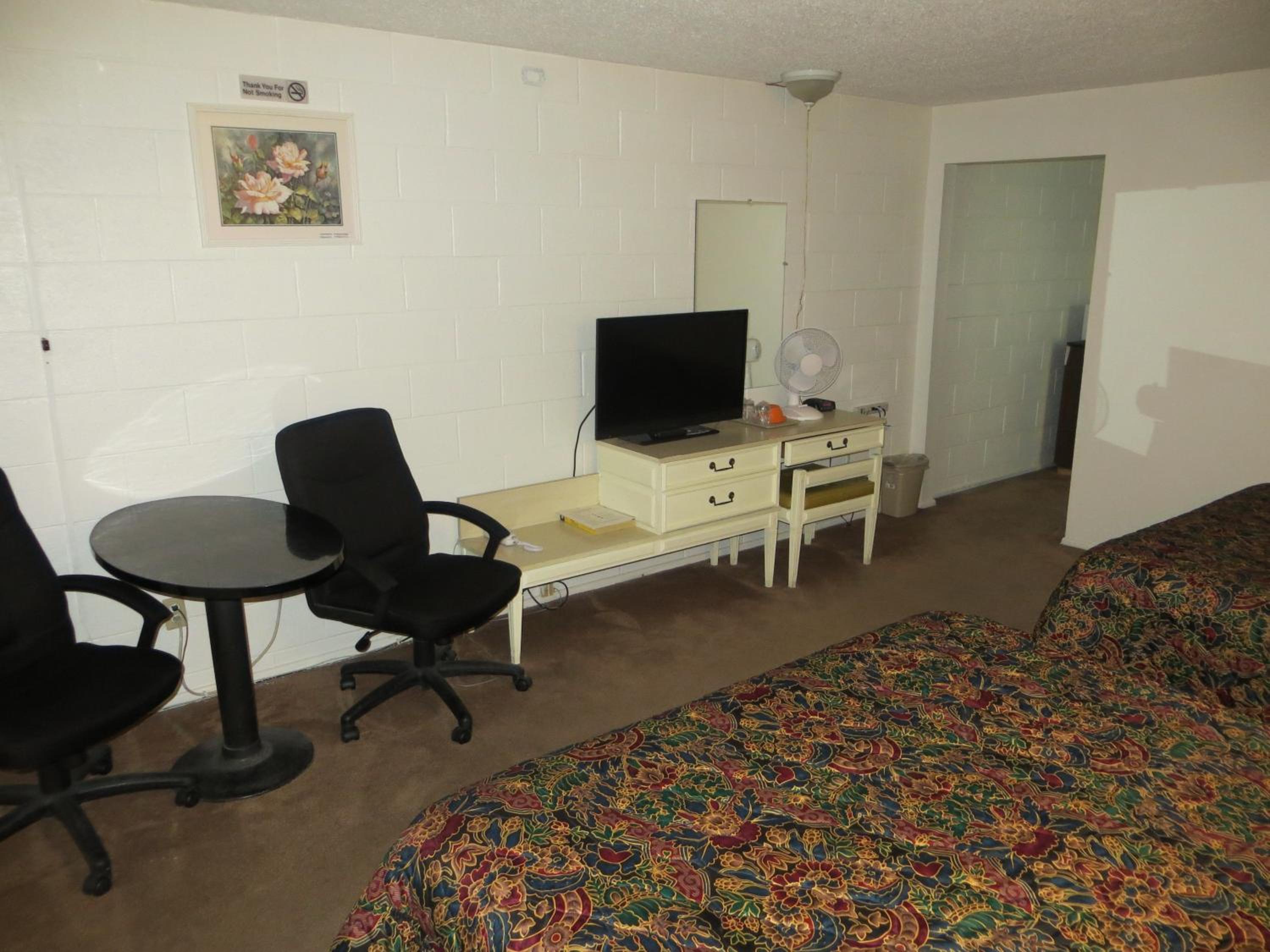 Queen Room with Two Queen Beds photo 3