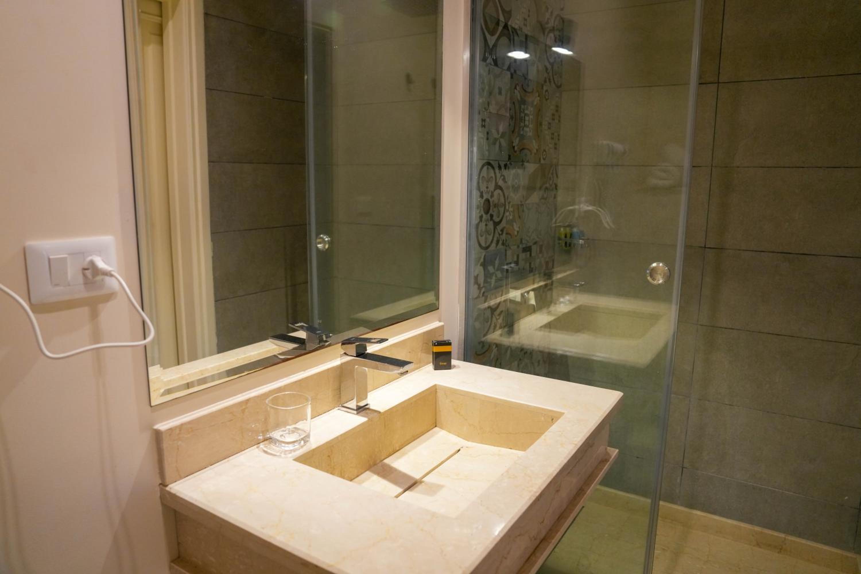 Deluxe Queen Room - Photo 5