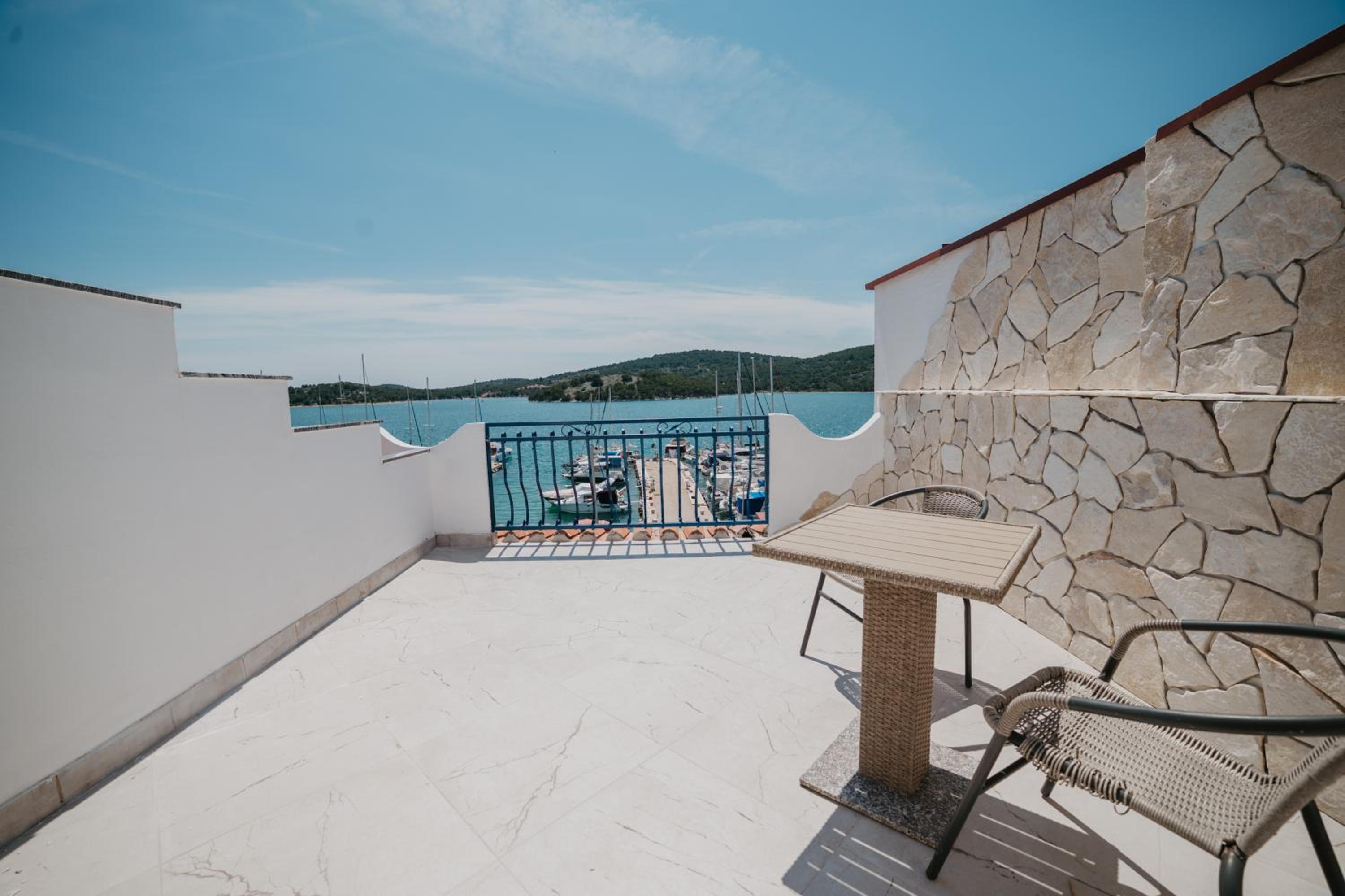 Family Room with Sea View - Photo 9