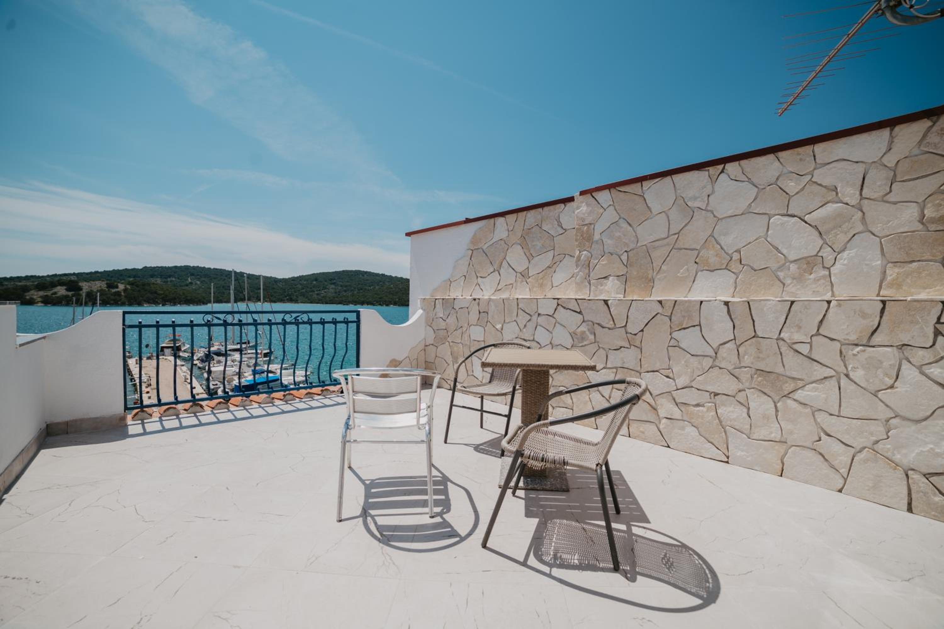 Family Room with Sea View - Photo 8