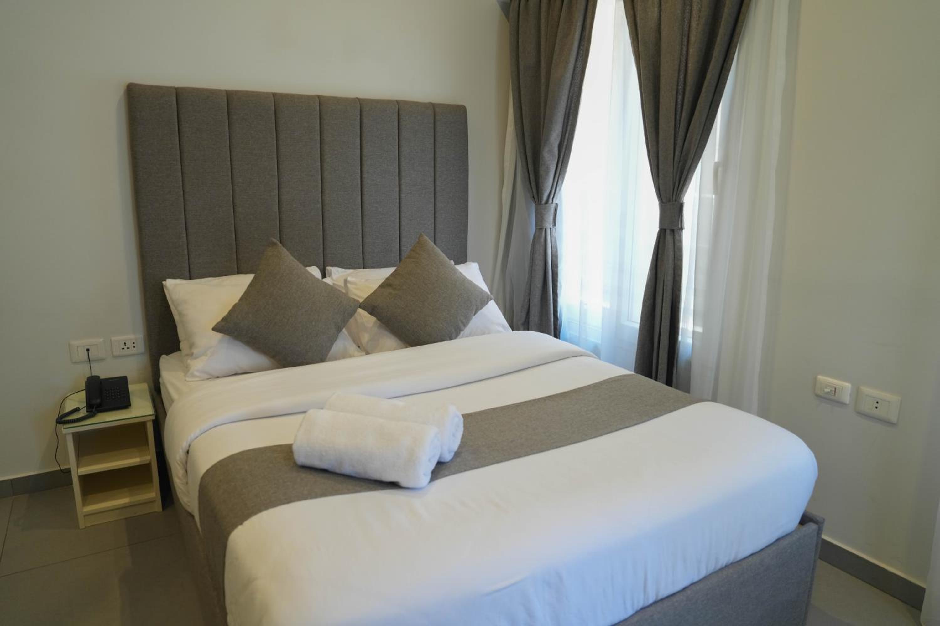 Deluxe Queen Room - Photo 8