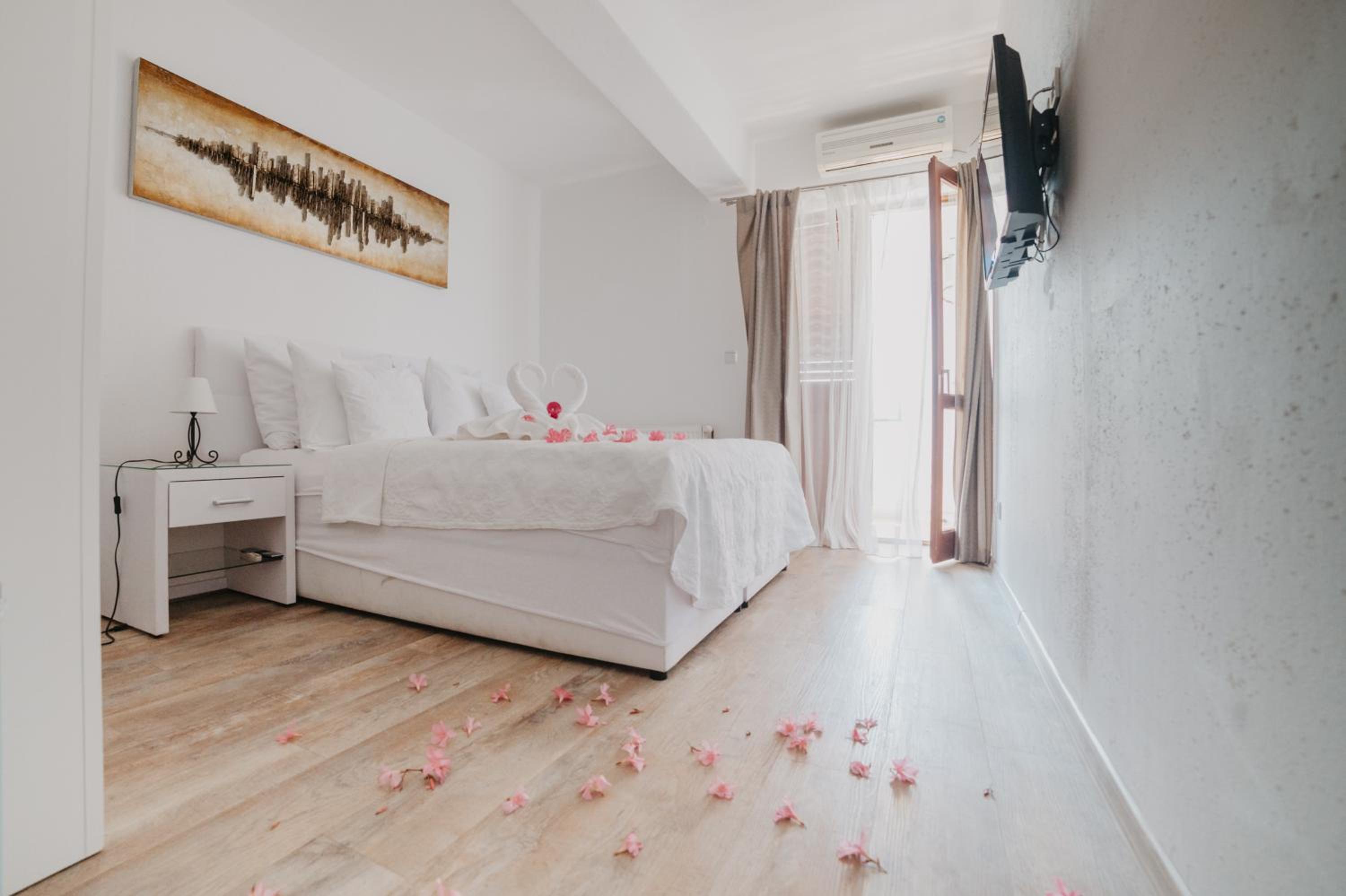 Deluxe Double Room with Balcony and Sea View - Photo 4