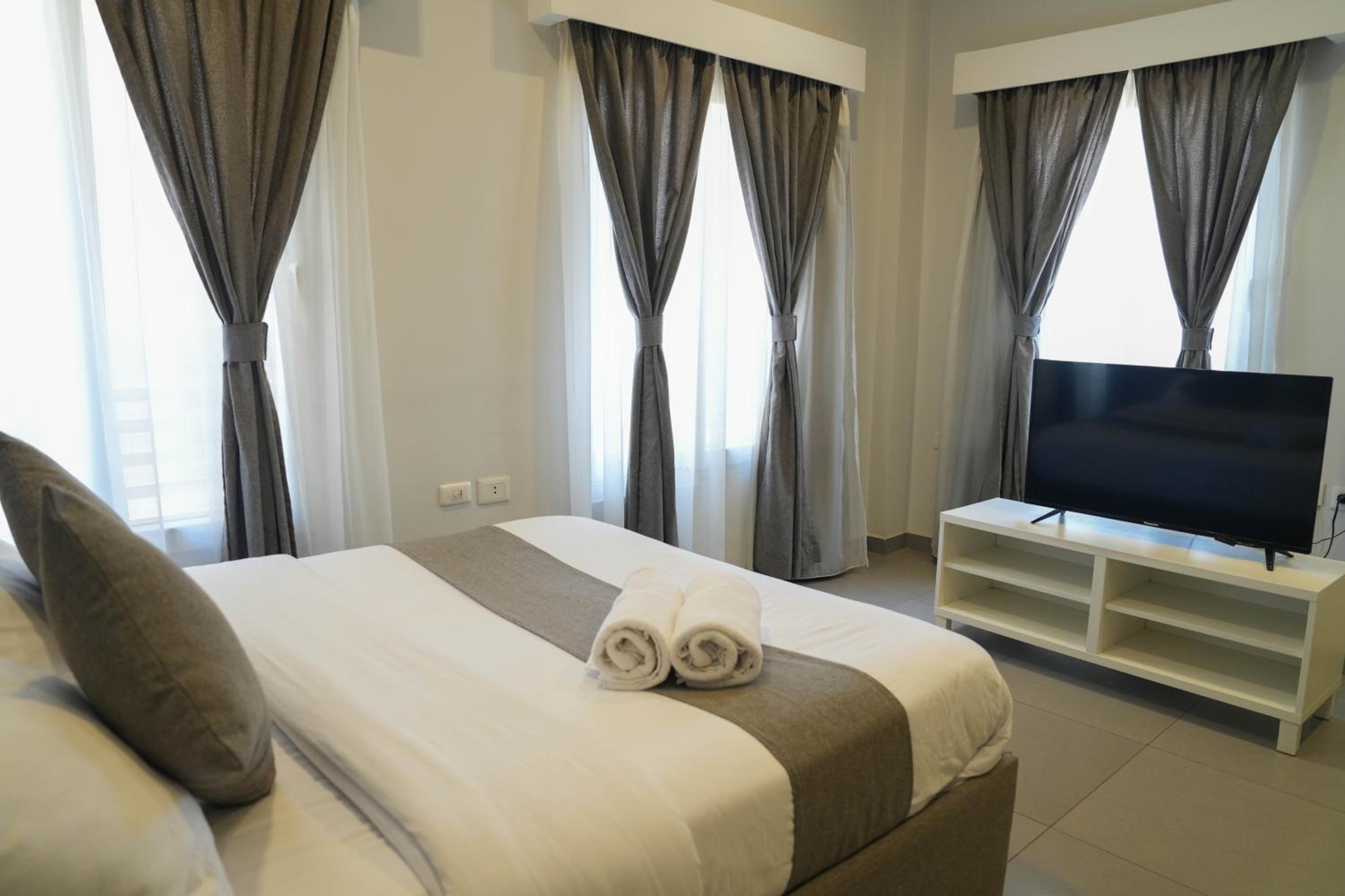 Deluxe Queen Room - Photo 10