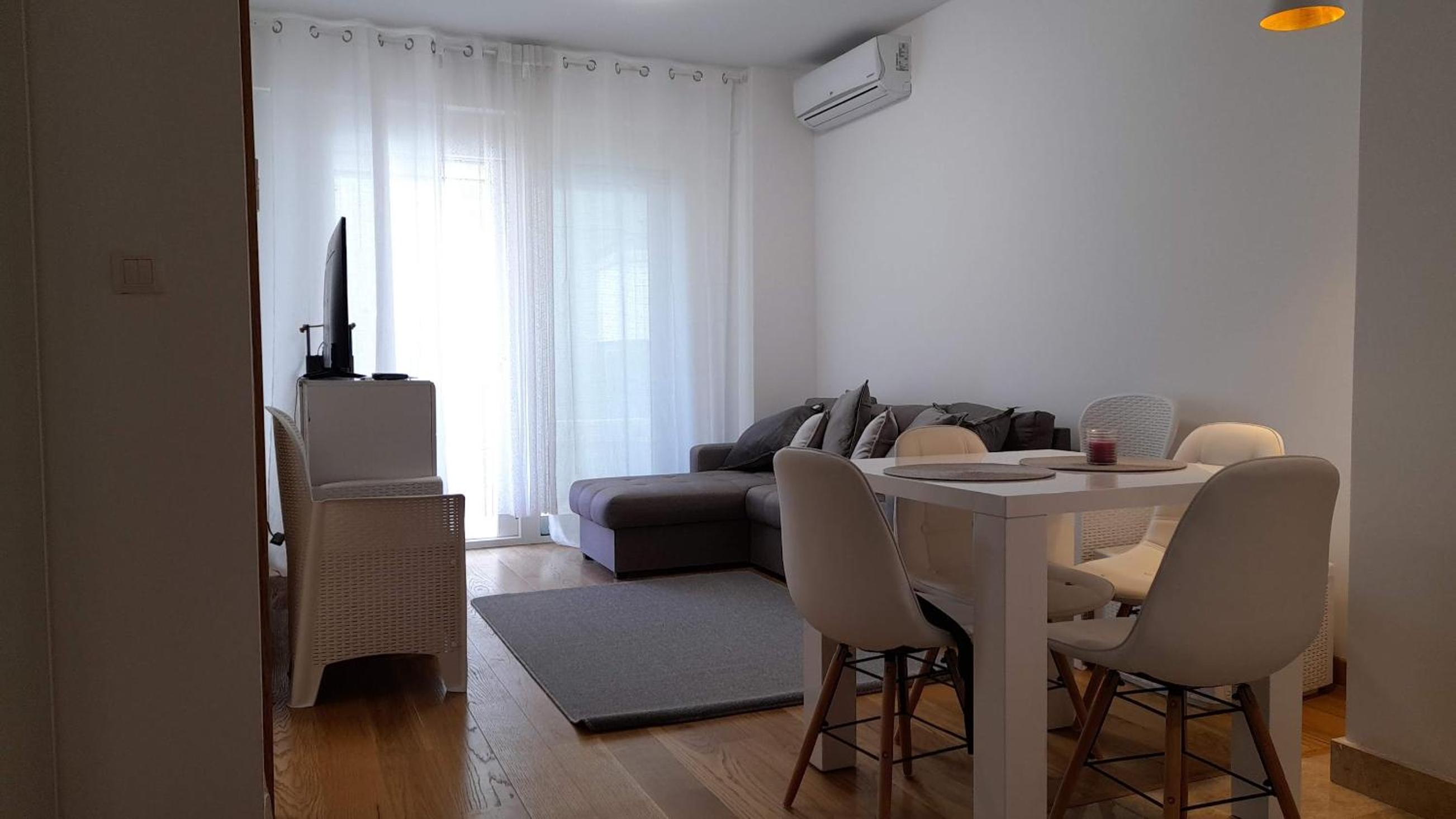 One-Bedroom Apartment photo 2