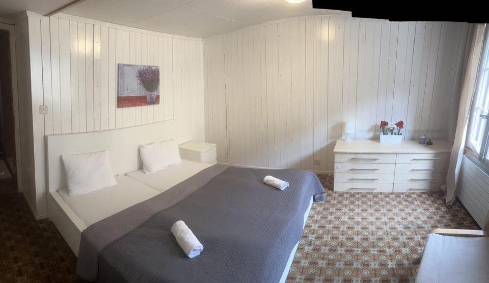 Double Room with Shared Bathroom photo 3