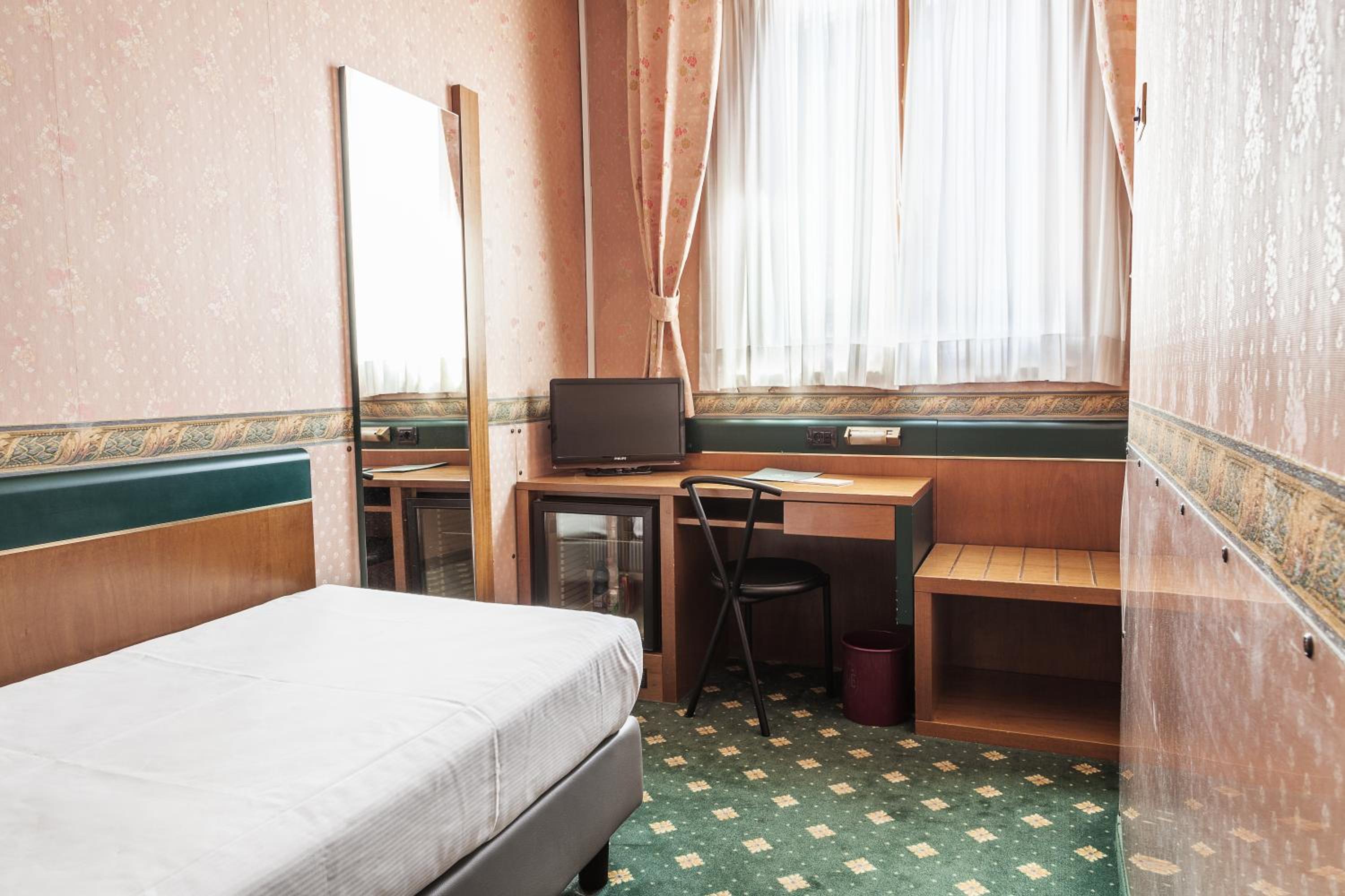 Small Single Room thumbnail 5