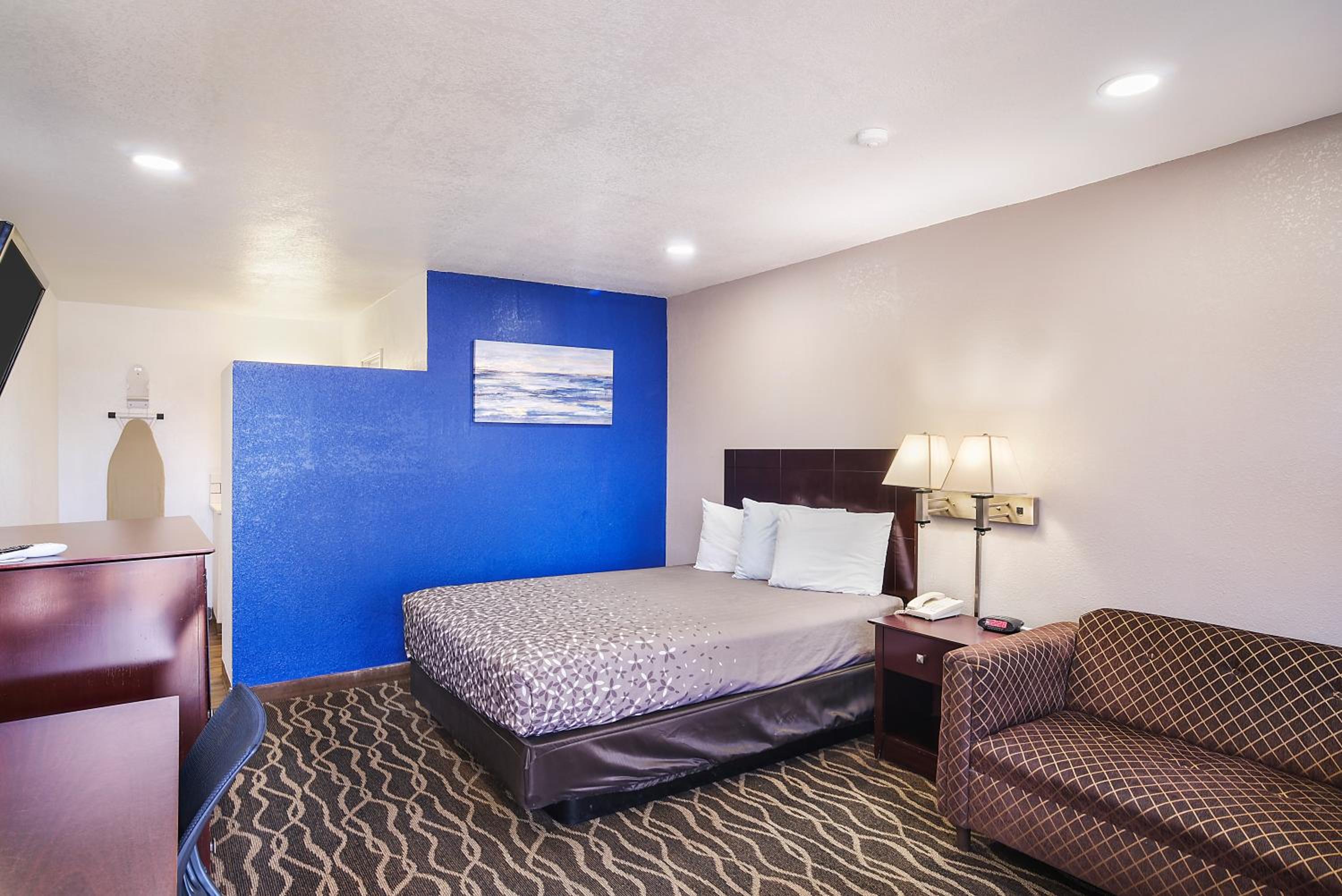 Queen Room photo 1