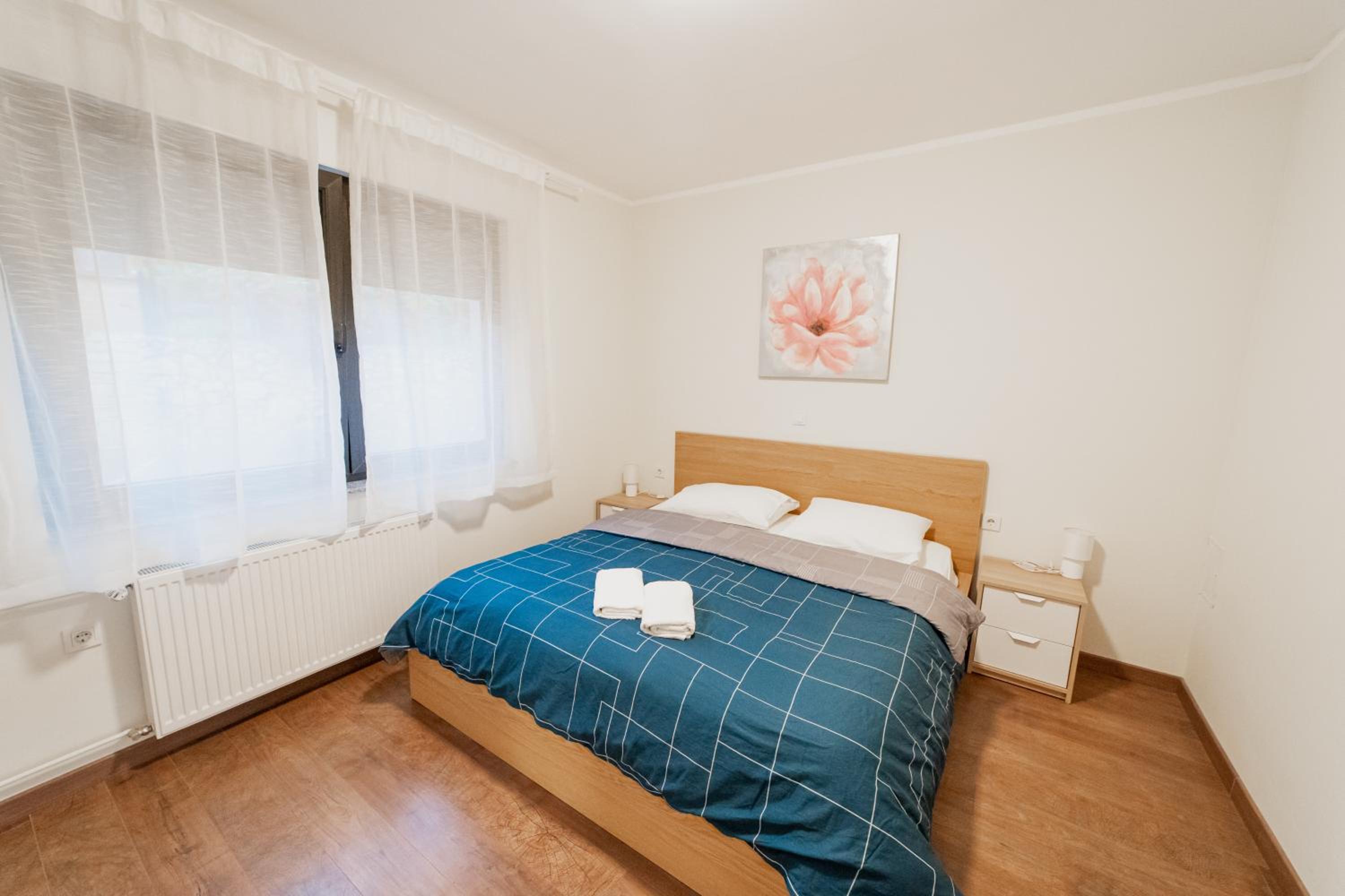 Apartment with Balcony - Photo 4