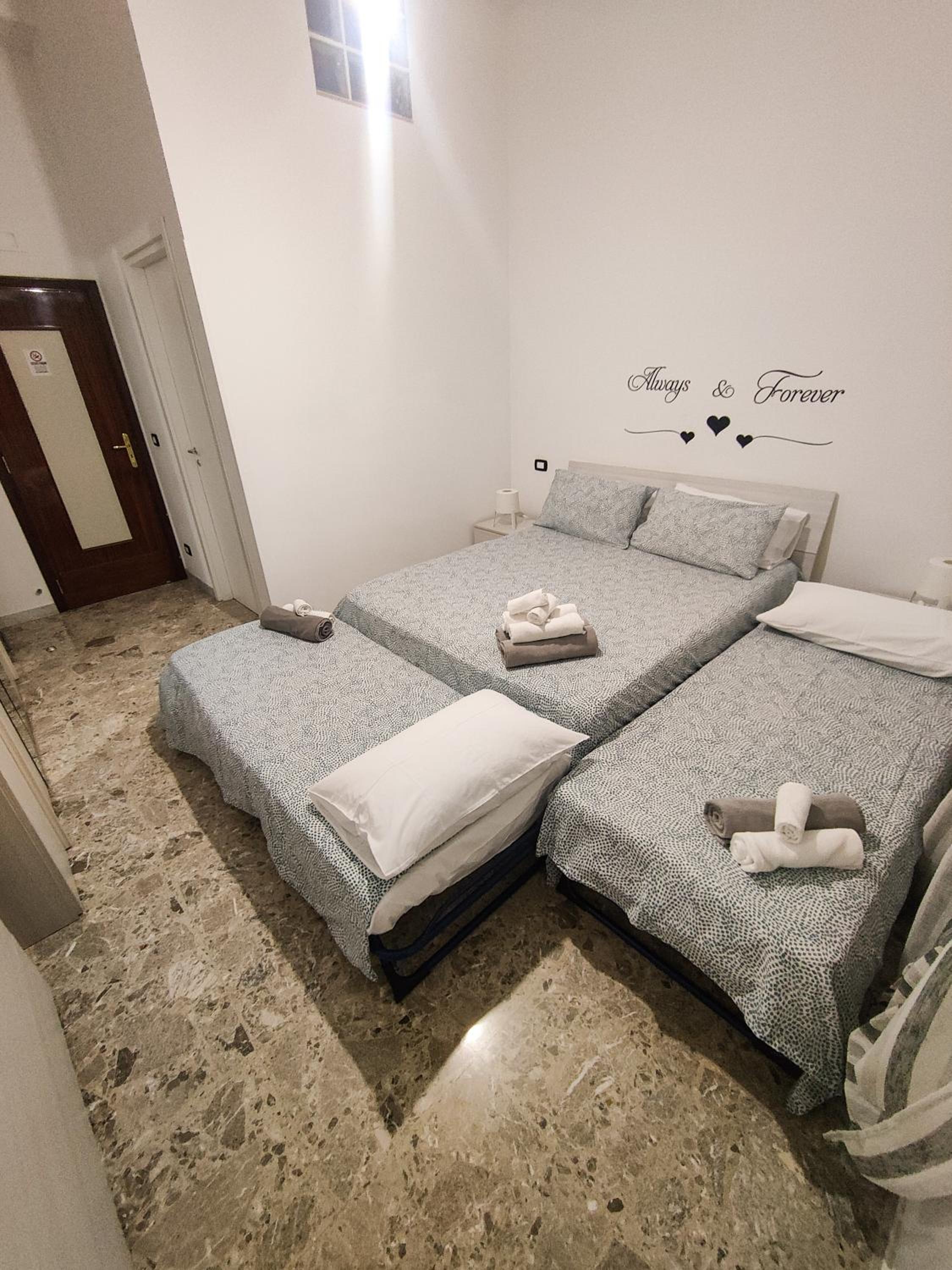 Double Room with Private Bathroom - Photo 23