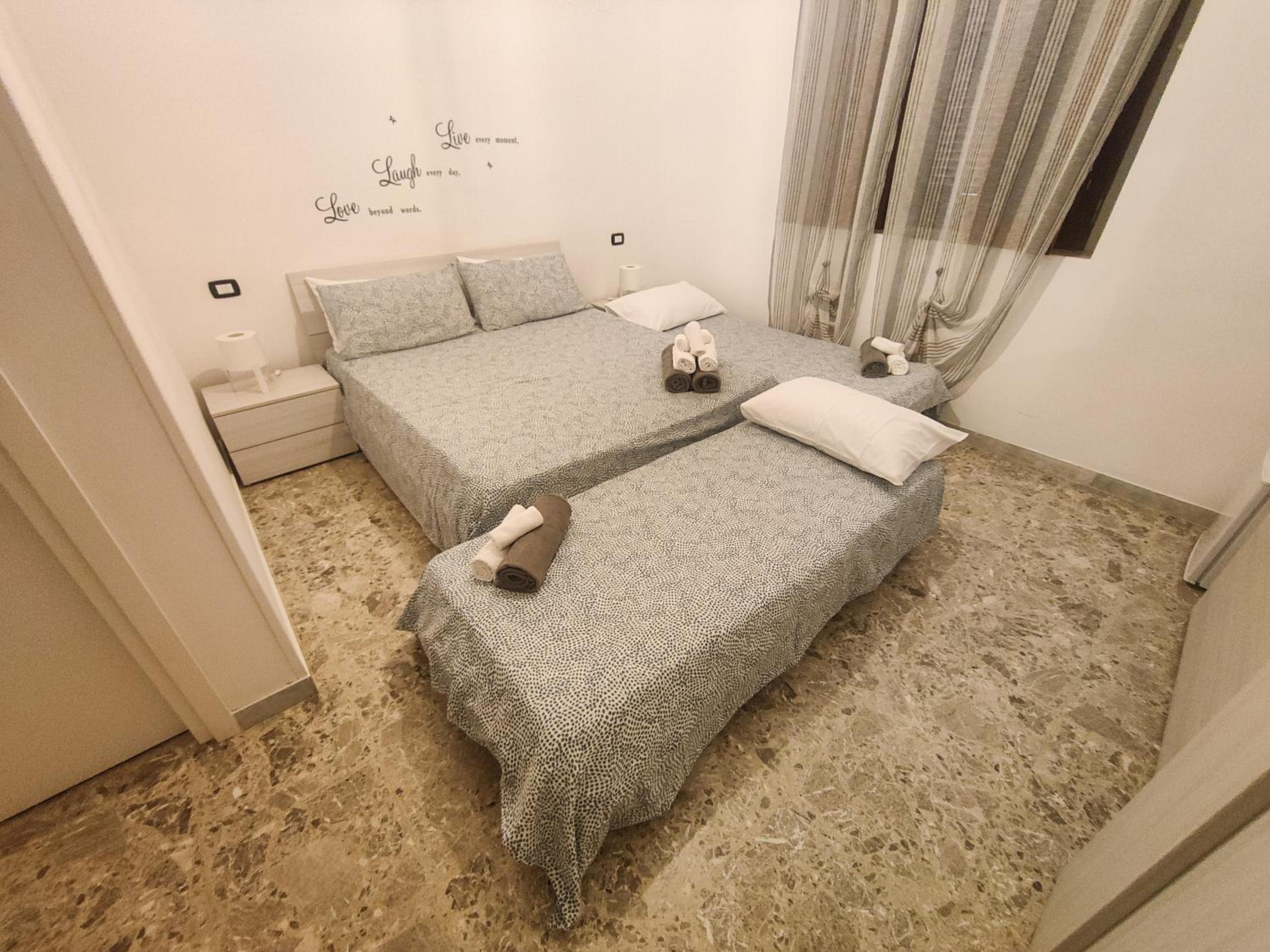 Double Room with Private Bathroom - Photo 10