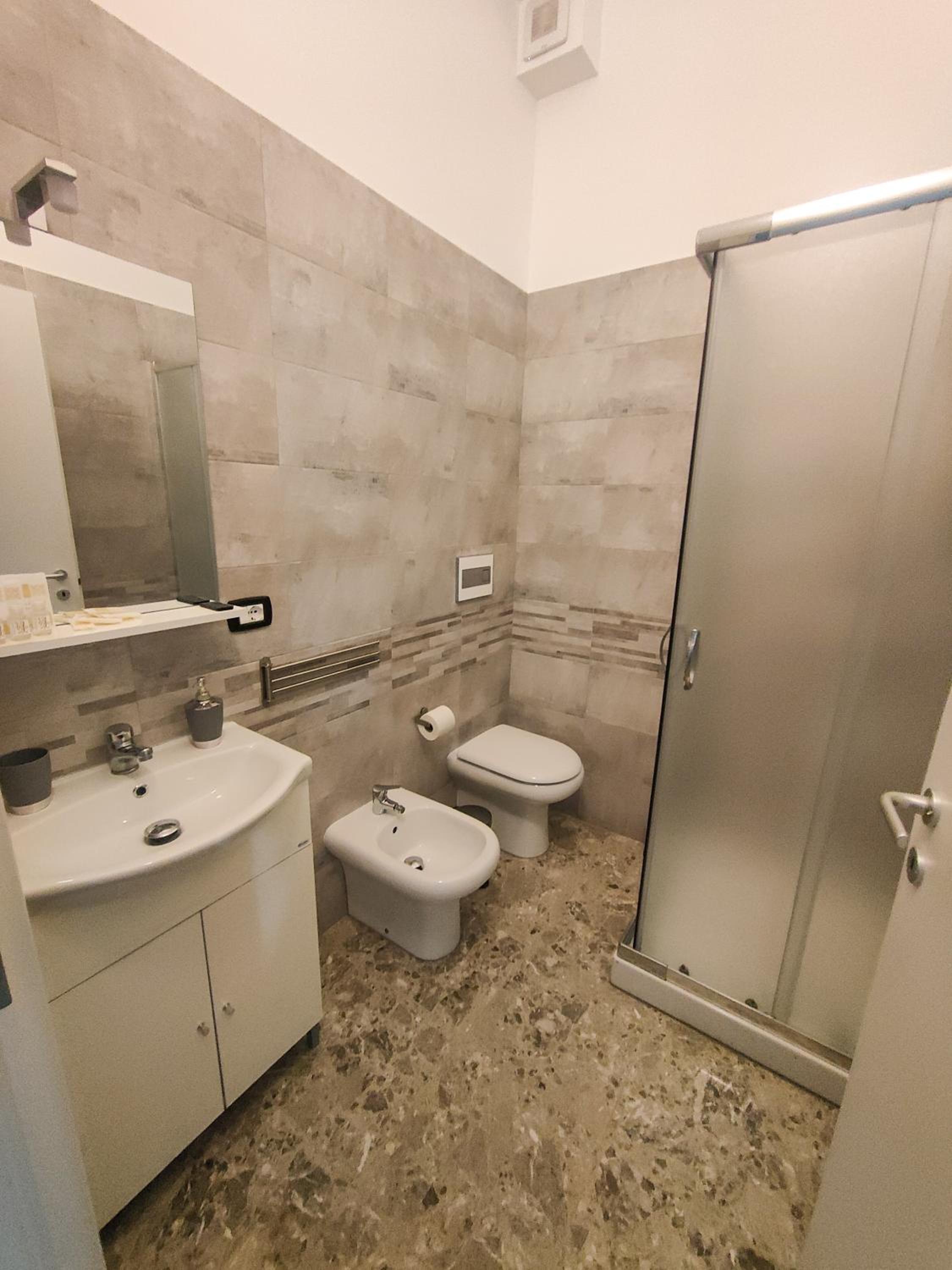 Double Room with Private Bathroom - Photo 9
