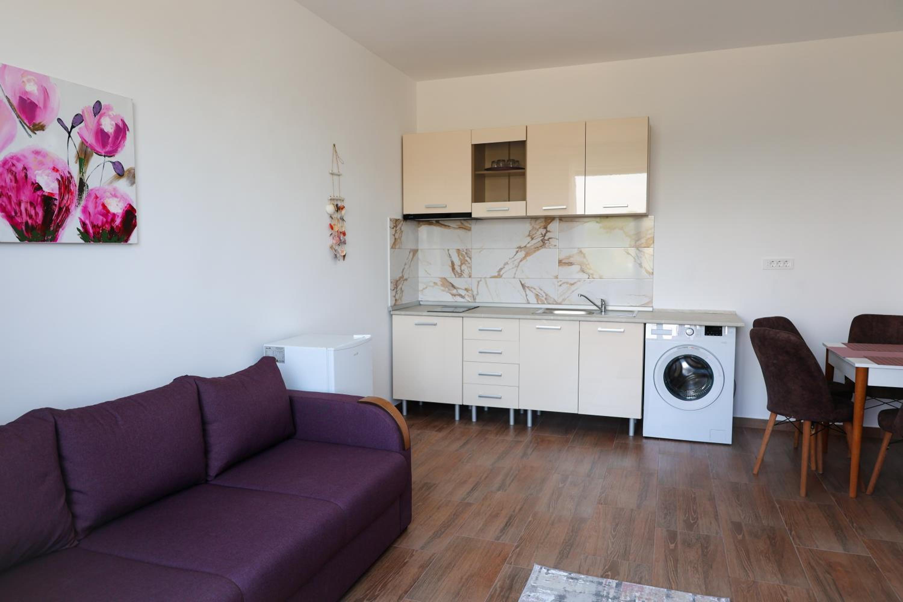 Apartment with Balcony - Photo 5