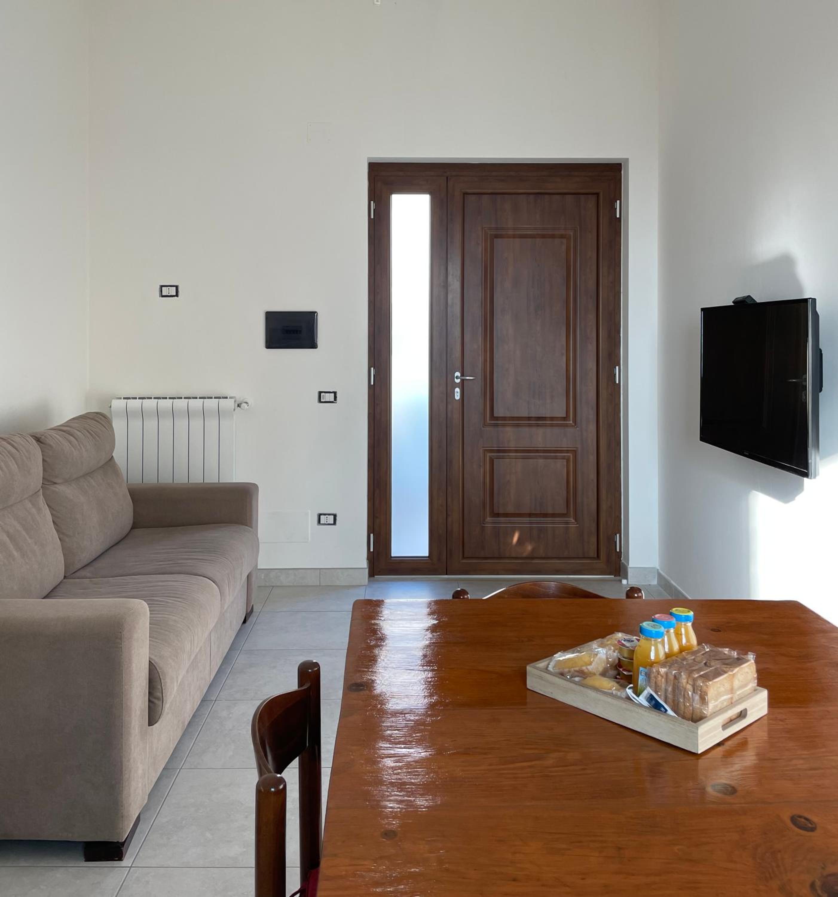 One-Bedroom Apartment photo 1
