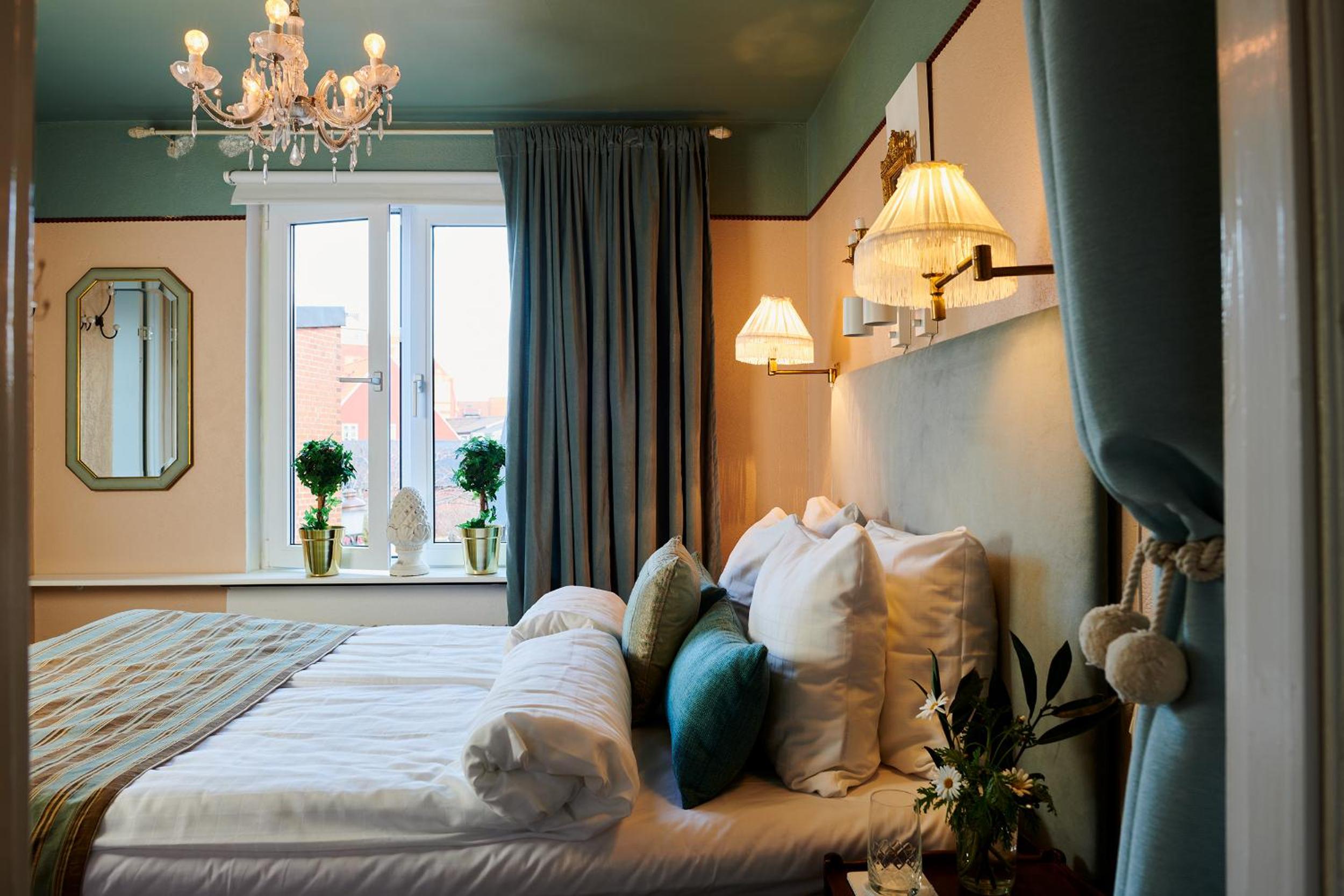 Small Queen Room photo 3