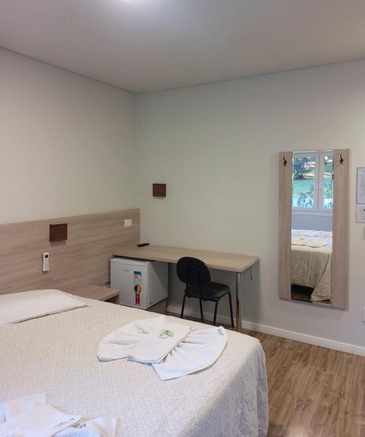 Standard Queen Room - Photo 8