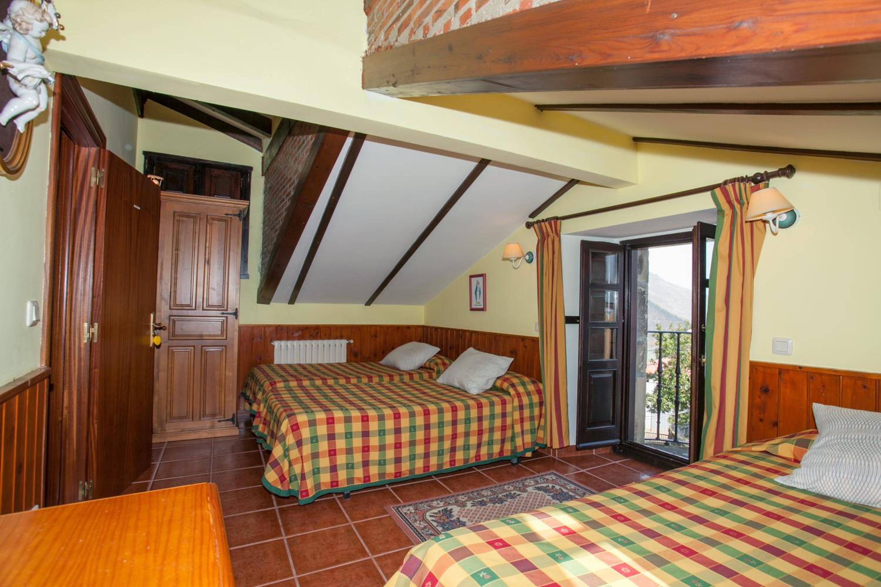 Triple Room With Shared Bathroom photo 2