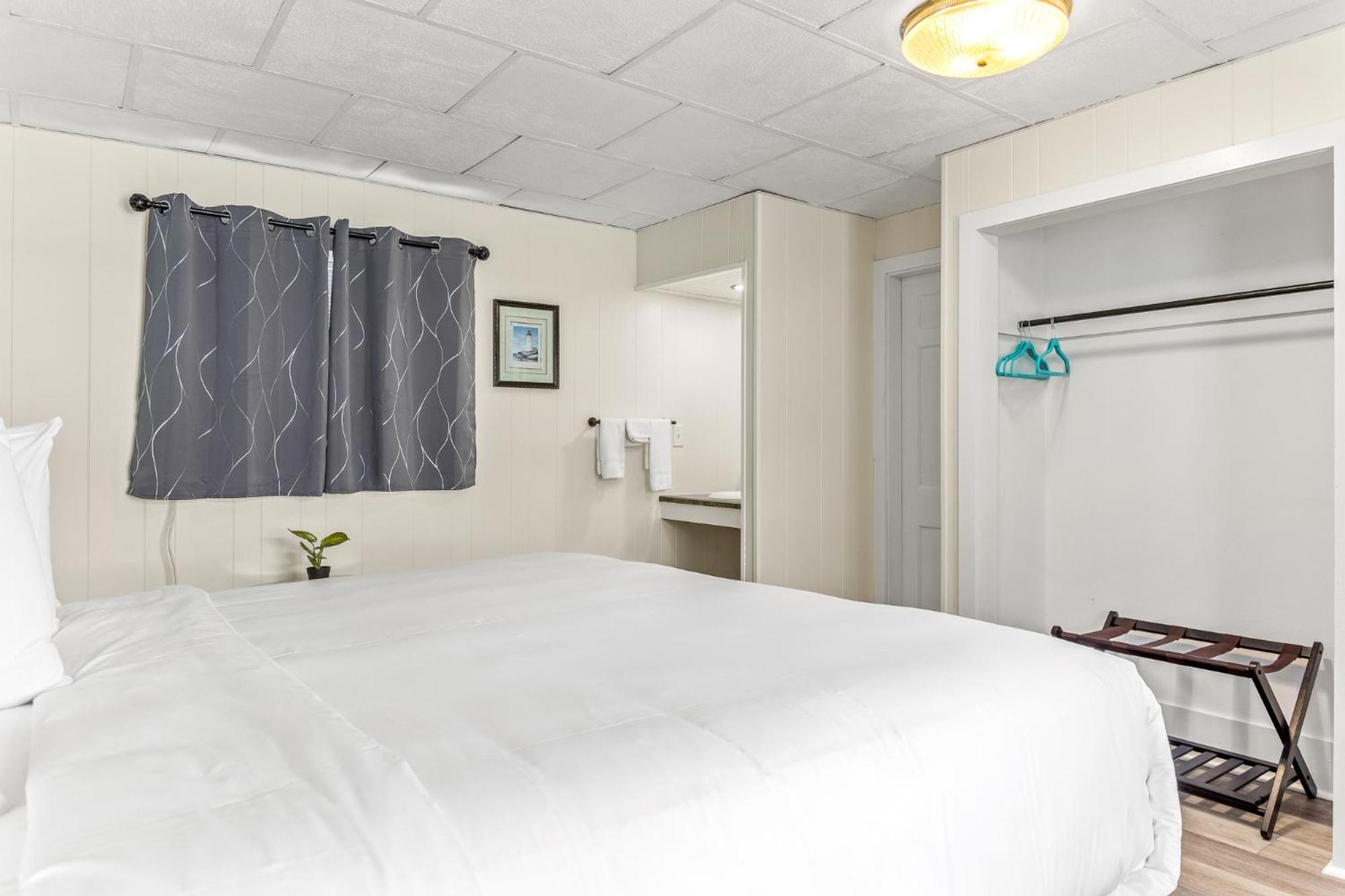 Standard King Room - Photo 8