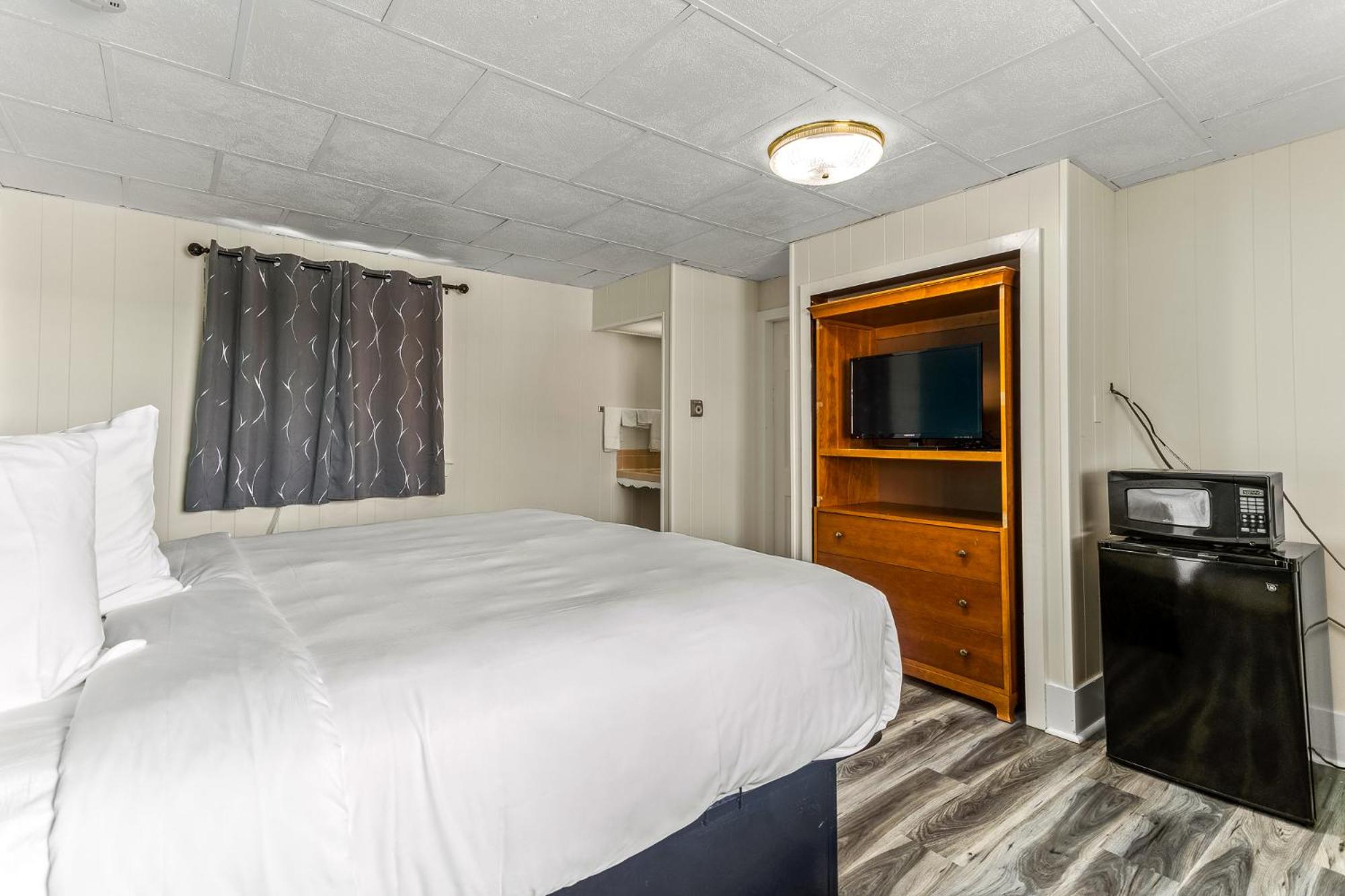 Standard King Room - Photo 7