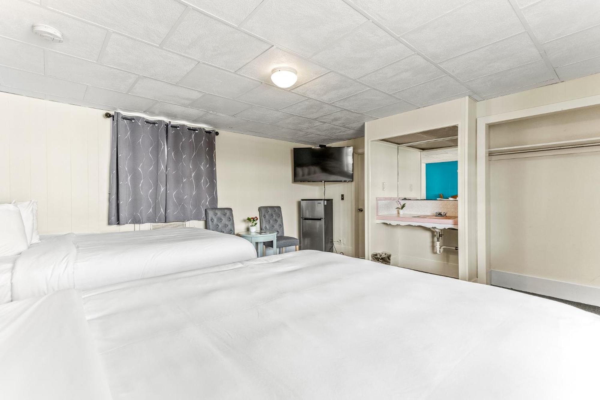 Standard Queen Room with Two Queen Beds - Photo 18