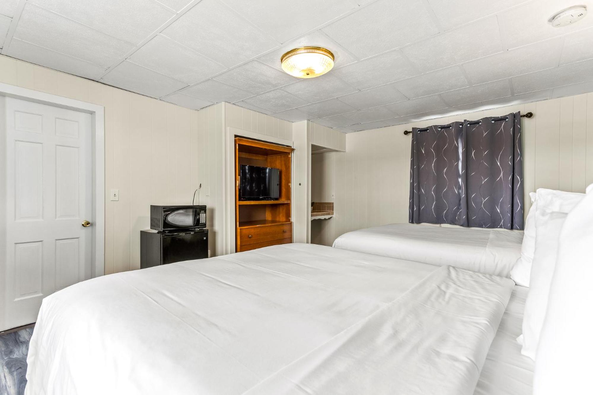 Standard Queen Room with Two Queen Beds - Photo 16