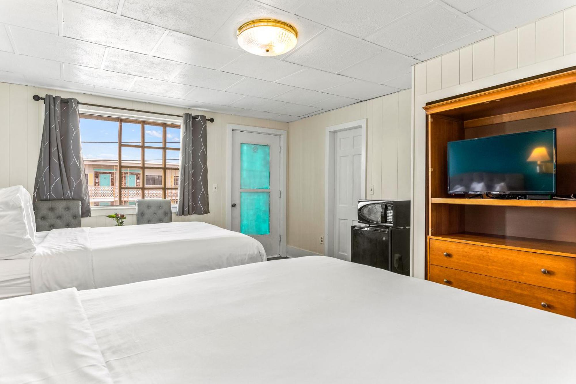 Standard Queen Room with Two Queen Beds - Photo 15