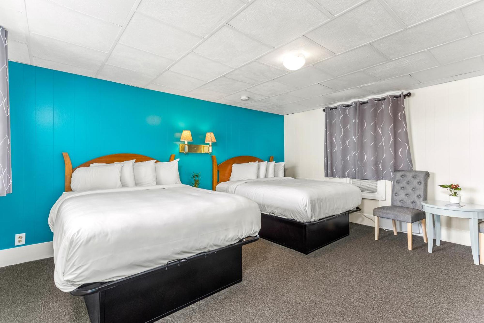 Standard Queen Room with Two Queen Beds - Photo 2