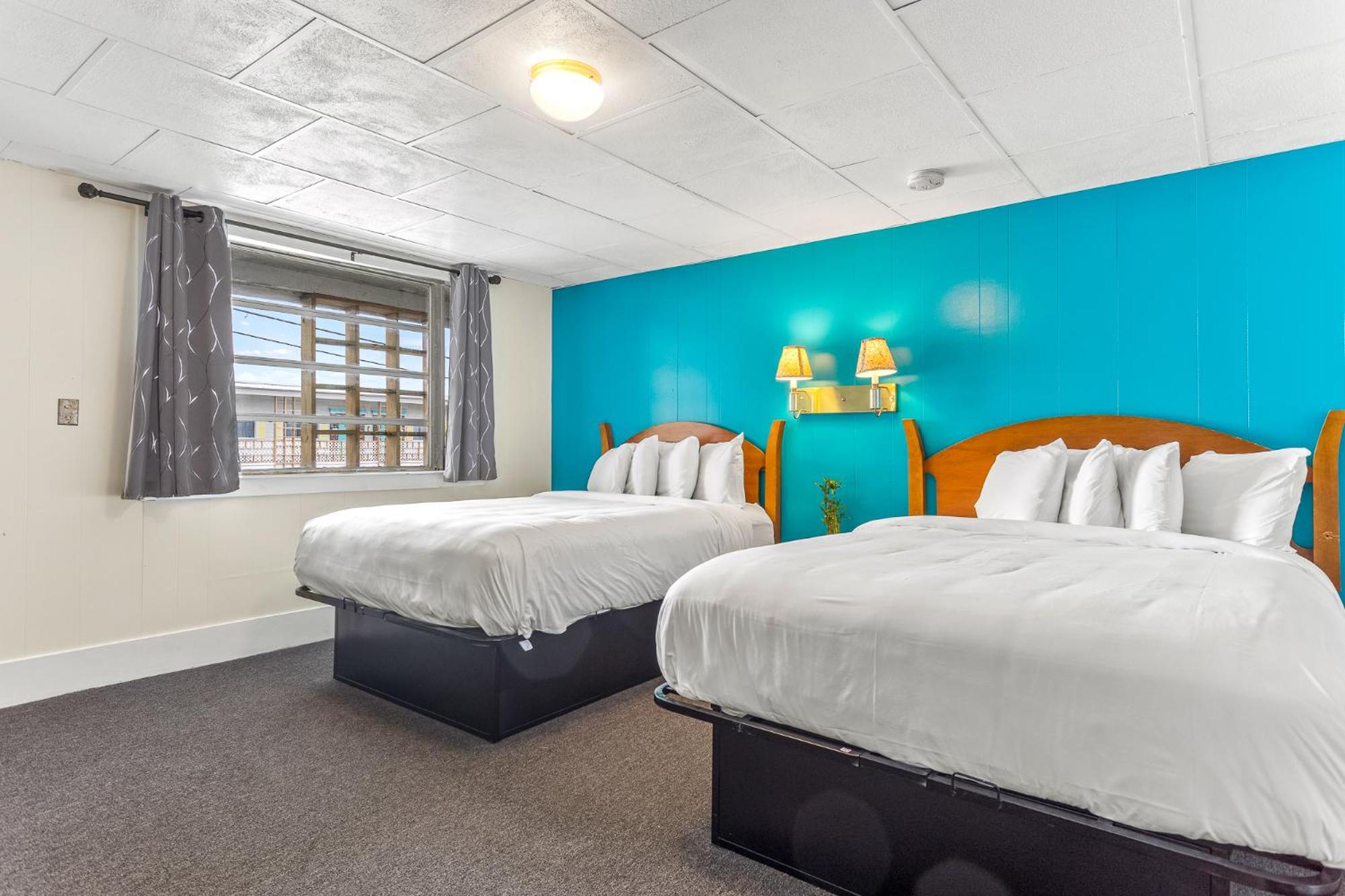 Standard Queen Room with Two Queen Beds - Photo 20