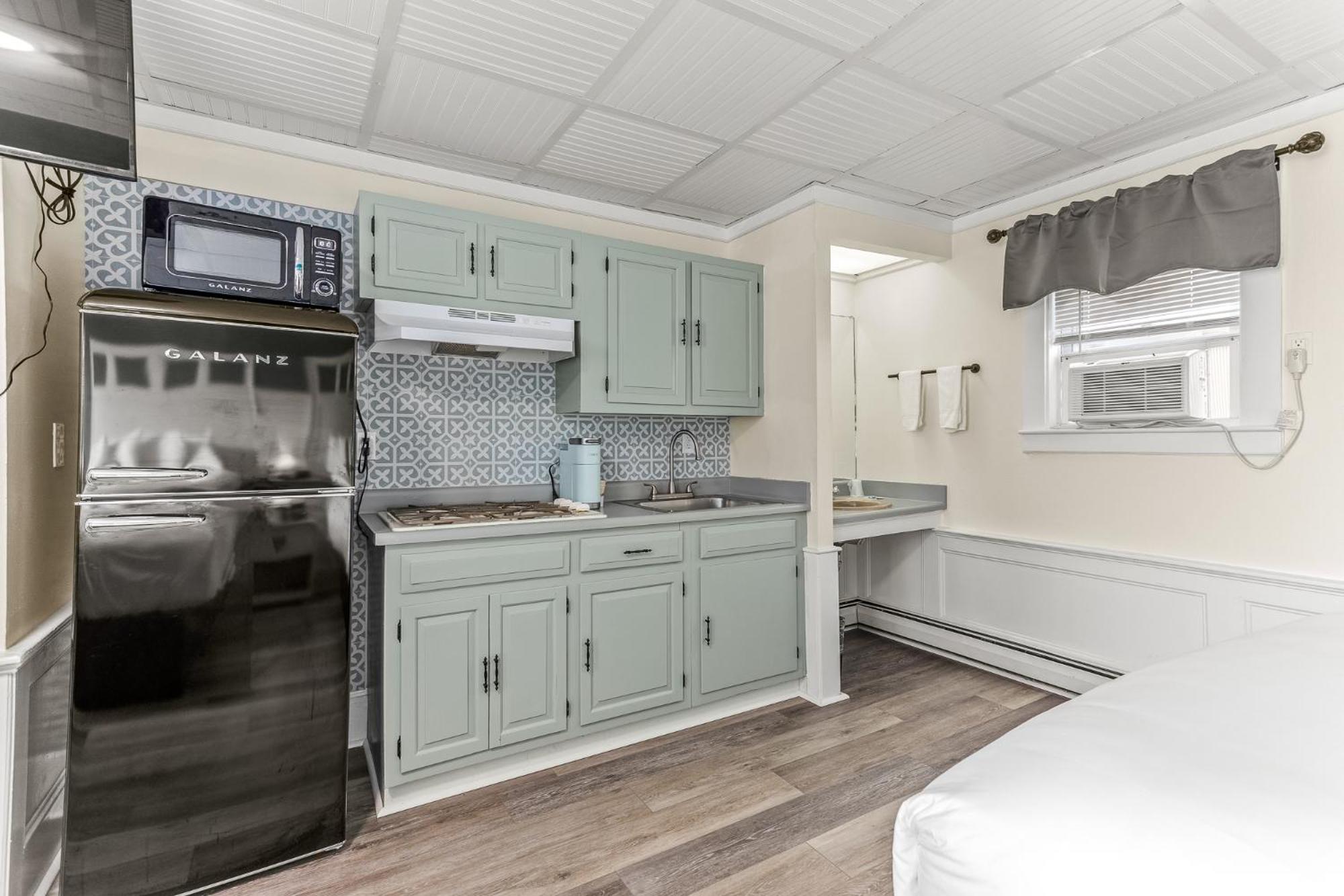 Superior Queen Room with Two Queen Beds - Photo 6