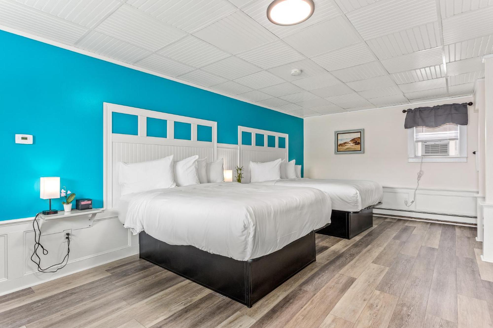 Superior Queen Room with Two Queen Beds - Photo 8