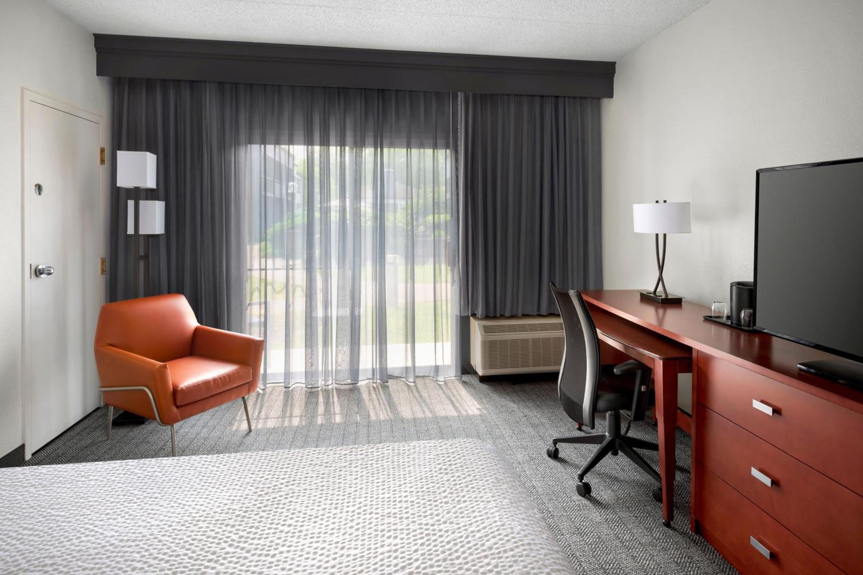 King Room with Sofa Bed - Photo 3